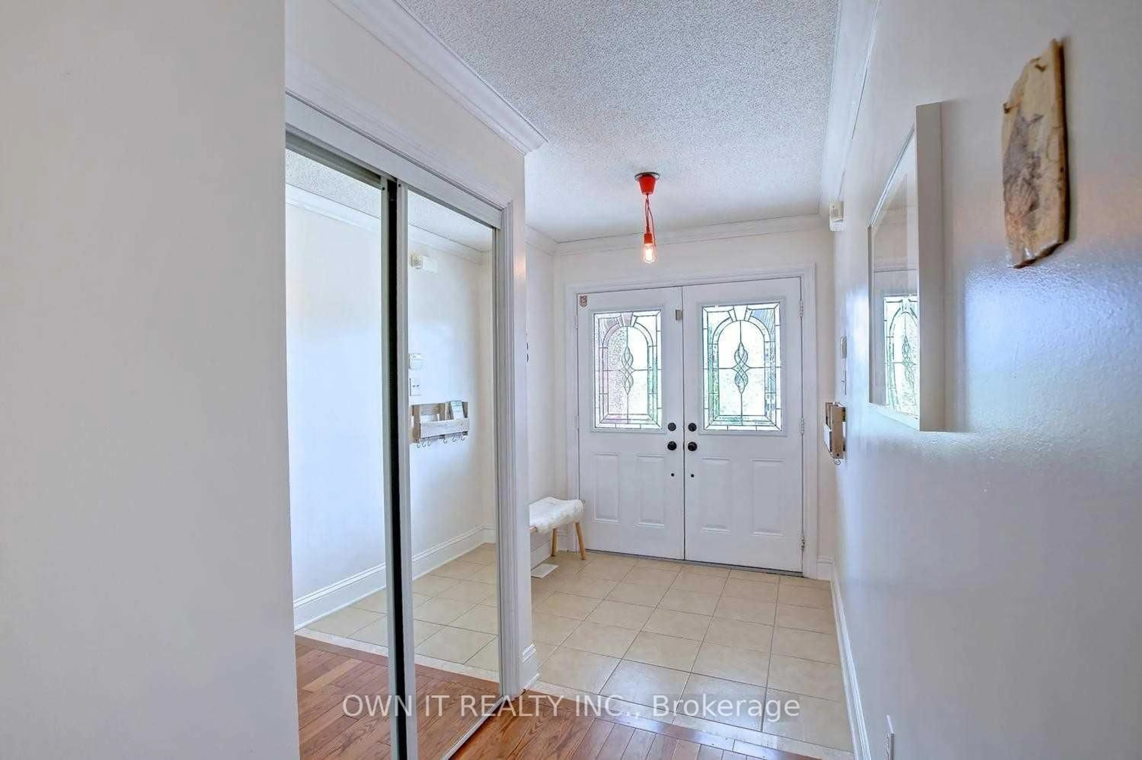 Indoor entryway for 46 Sugarberry Dr, Brampton Ontario L6X 0K3