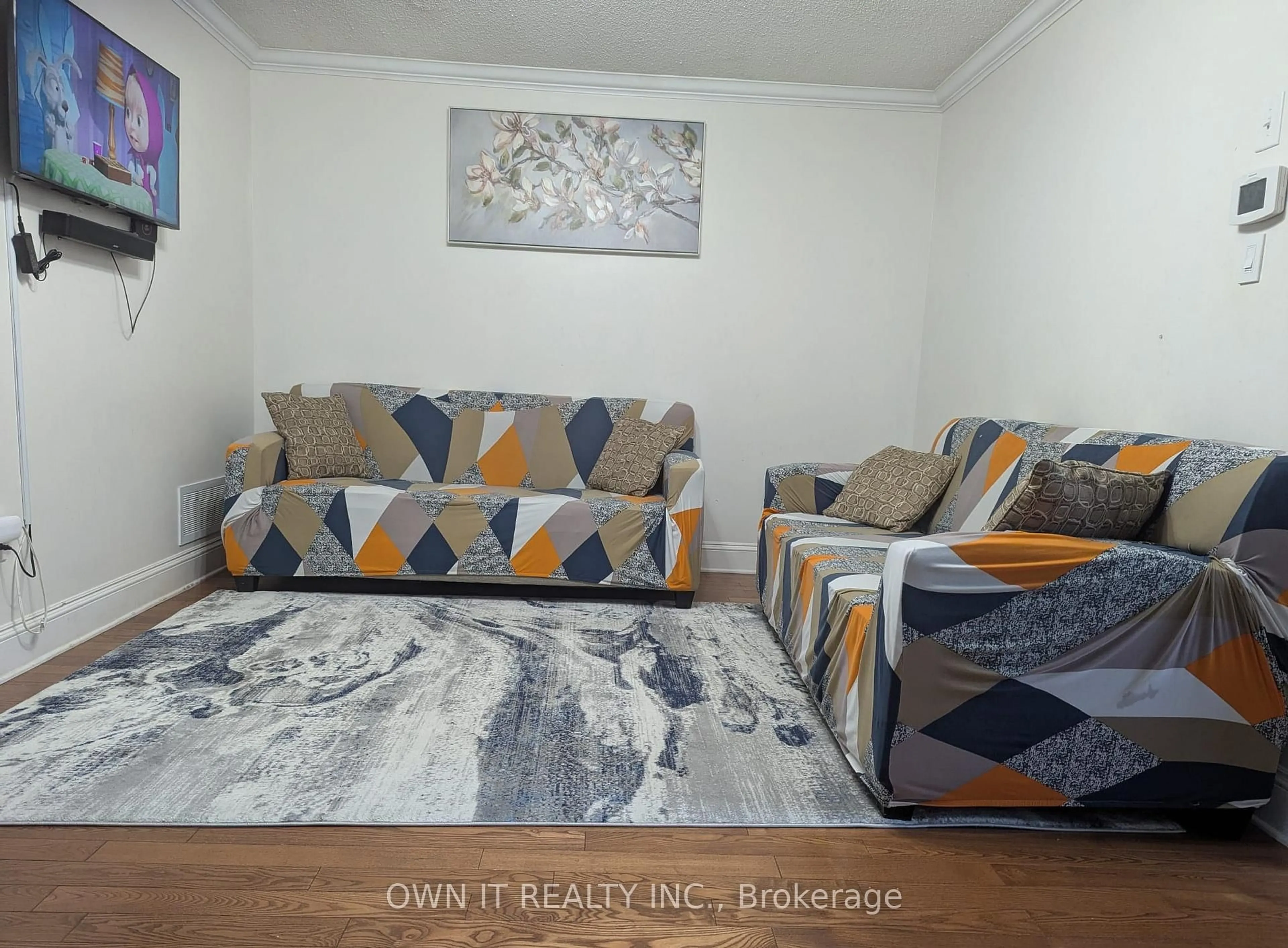 Living room with furniture, unknown for 46 Sugarberry Dr, Brampton Ontario L6X 0K3