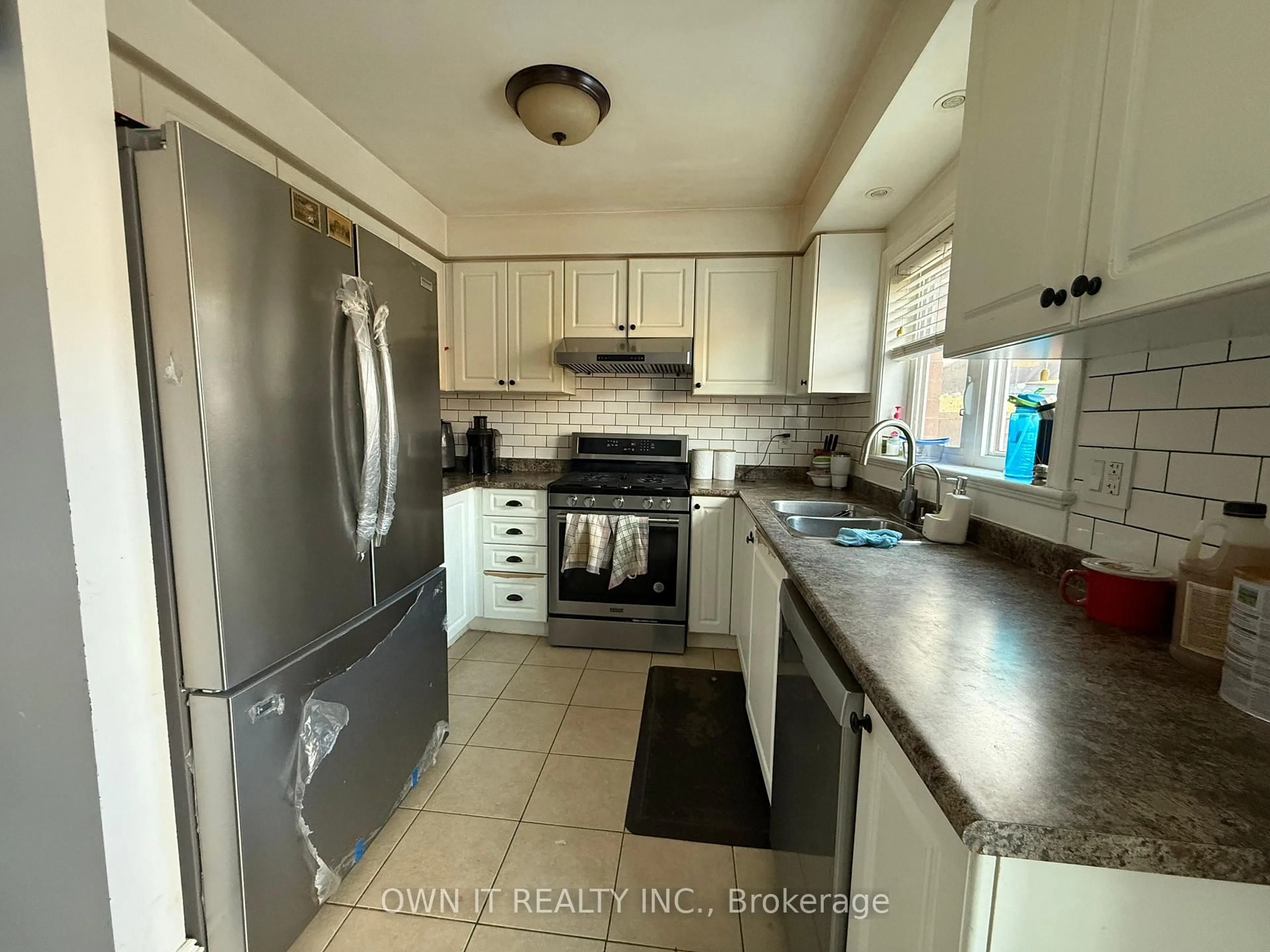 Standard kitchen, unknown for 46 Sugarberry Dr, Brampton Ontario L6X 0K3
