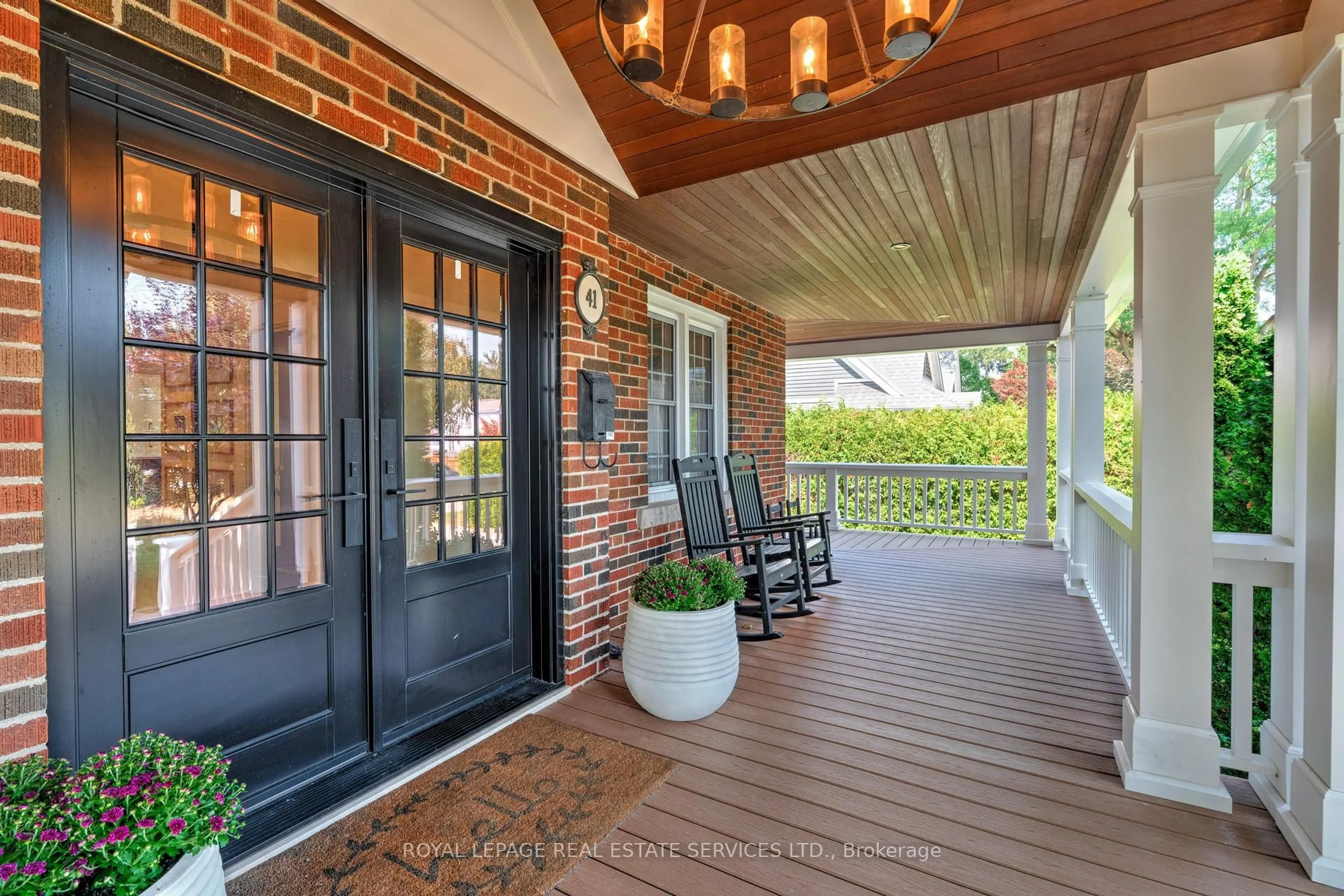 Indoor entryway for 41 Fairwood Pl, Burlington Ontario L7T 2B7