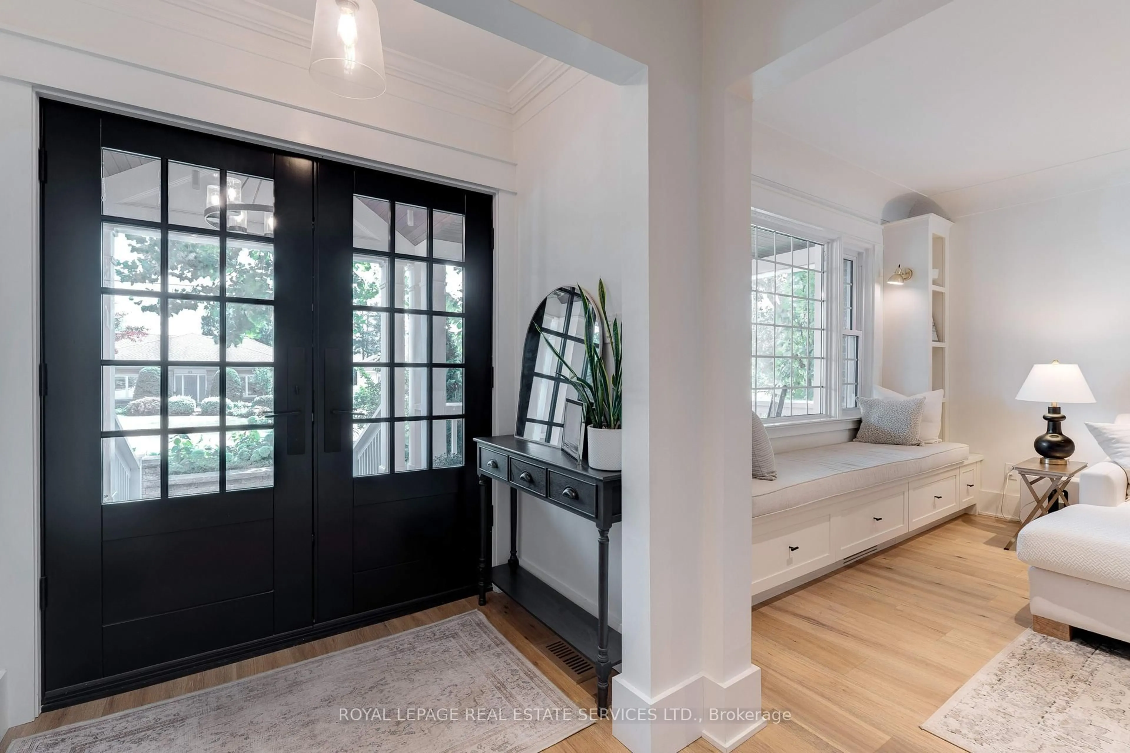 Indoor entryway for 41 Fairwood Pl, Burlington Ontario L7T 2B7