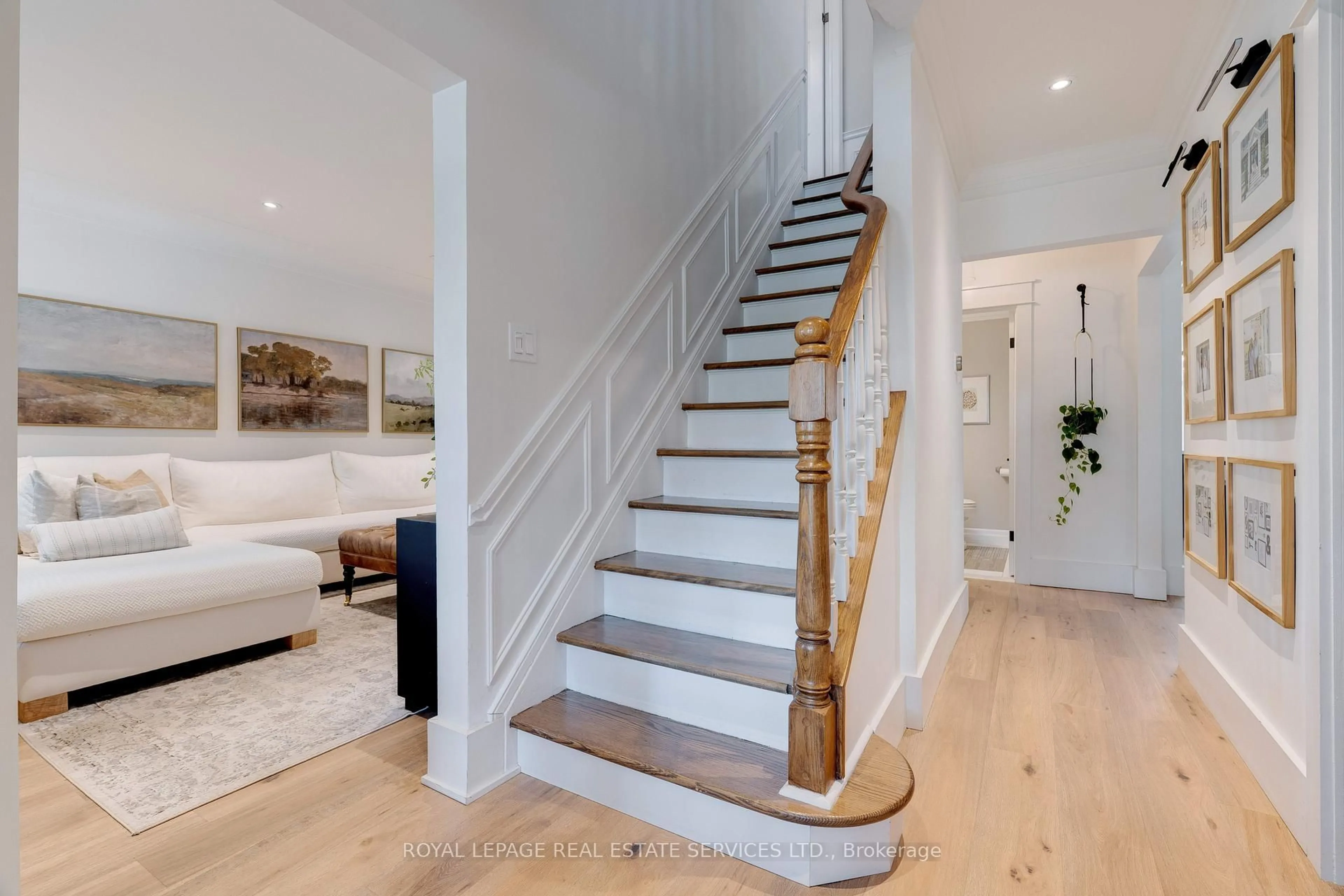 Stairs for 41 Fairwood Pl, Burlington Ontario L7T 2B7