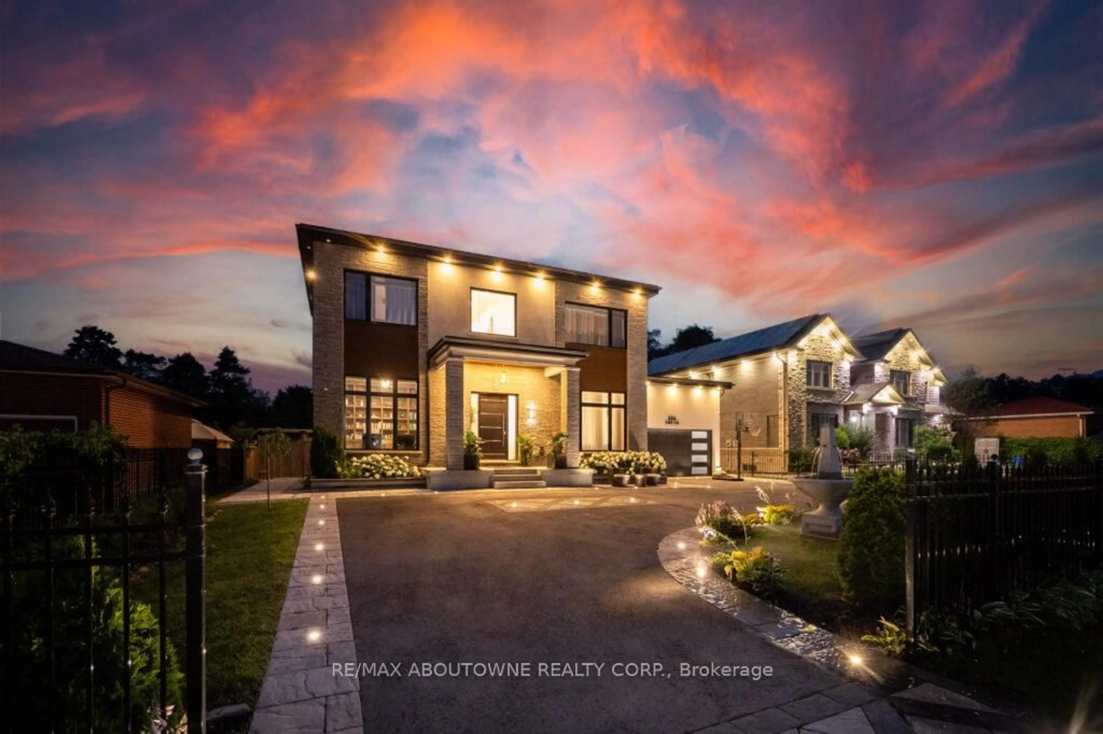 Home with brick exterior material, mountain view for 334 Third Lane, Oakville Ontario L6L 4A4