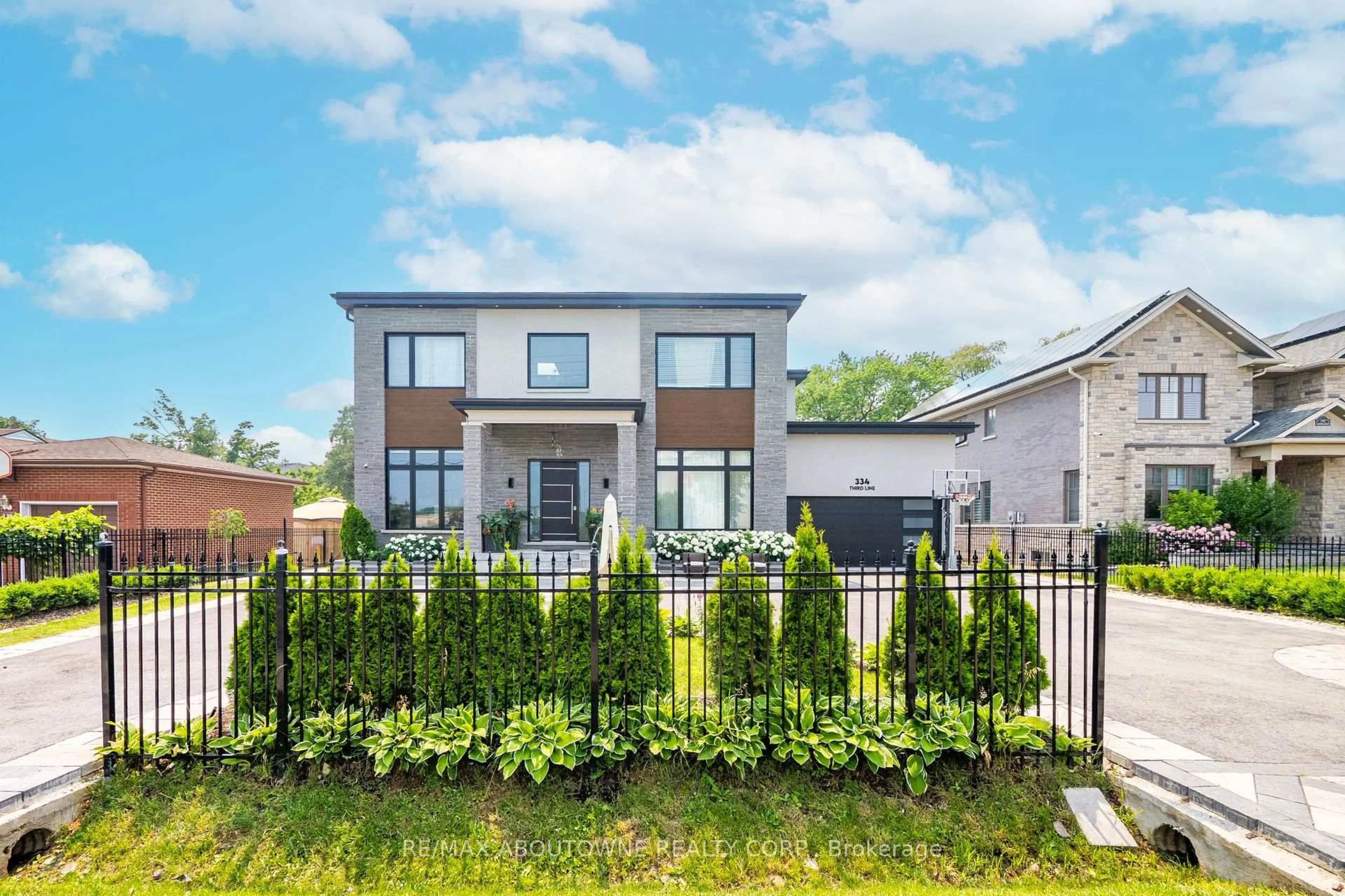 Home with brick exterior material, street for 334 Third Lane, Oakville Ontario L6L 4A4