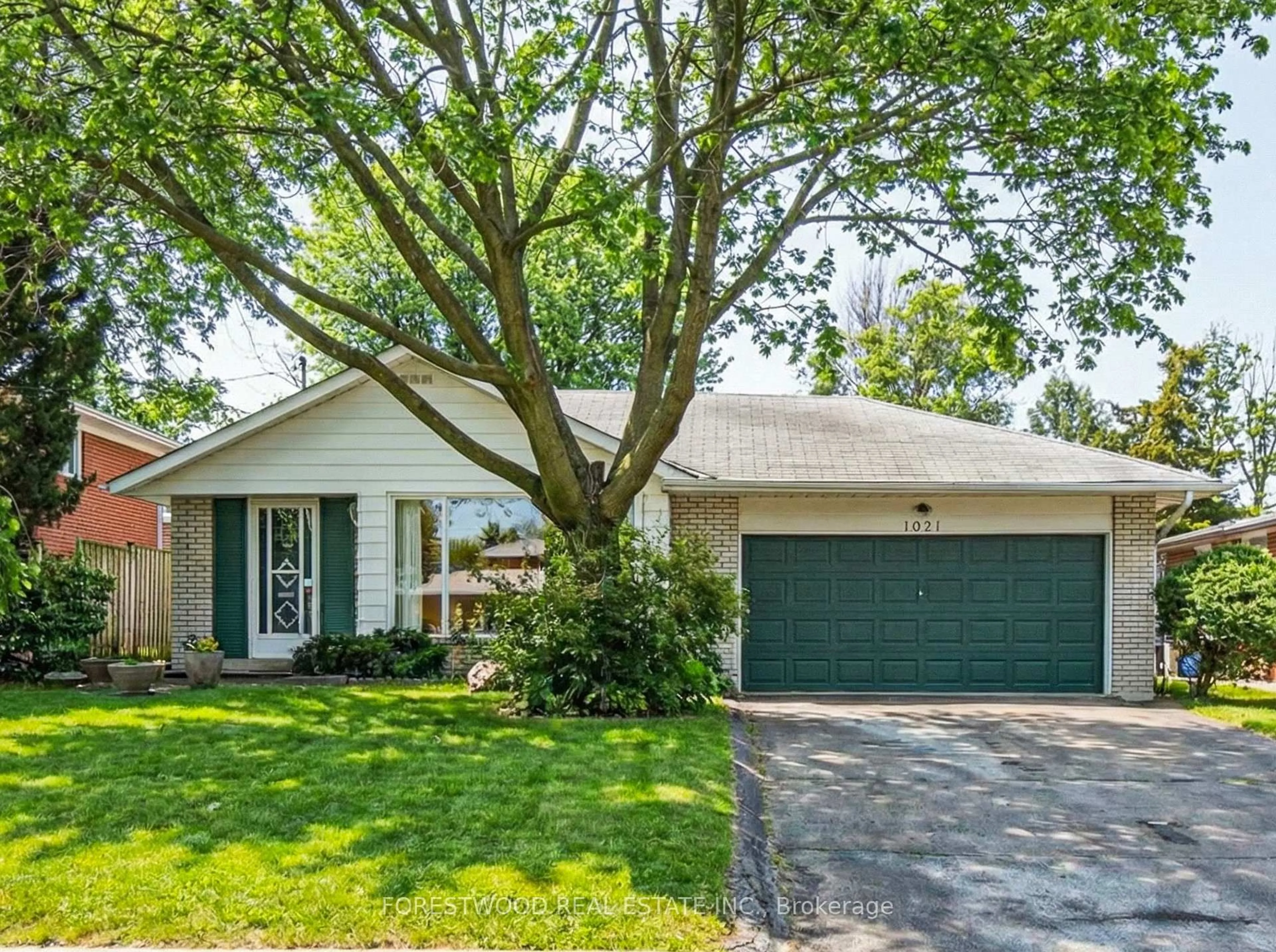 Home with vinyl exterior material, street for 1021 Vera Cruz Dr, Mississauga Ontario L4Y 2G4