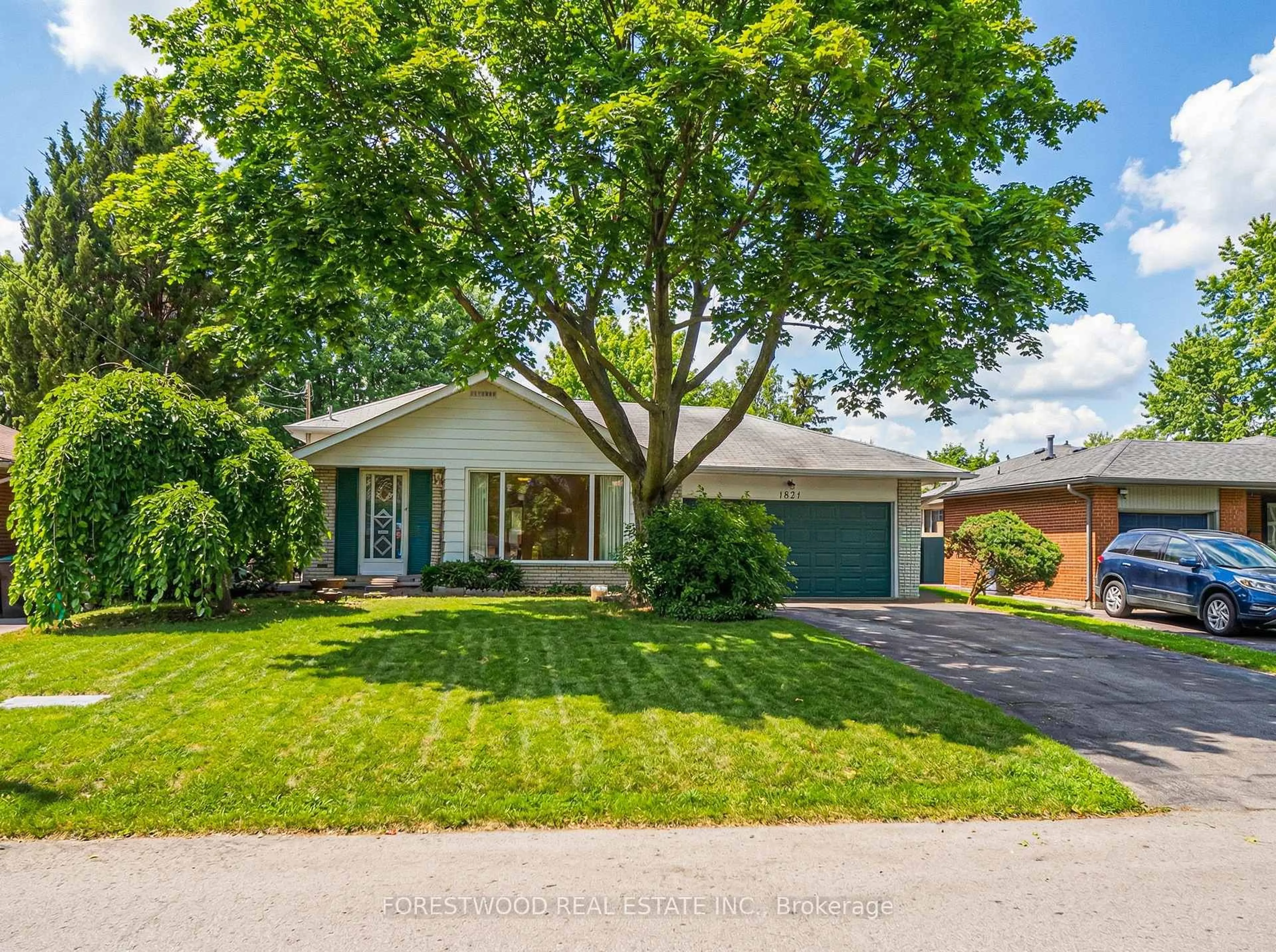 Home with vinyl exterior material, street for 1021 Vera Cruz Dr, Mississauga Ontario L4Y 2G4