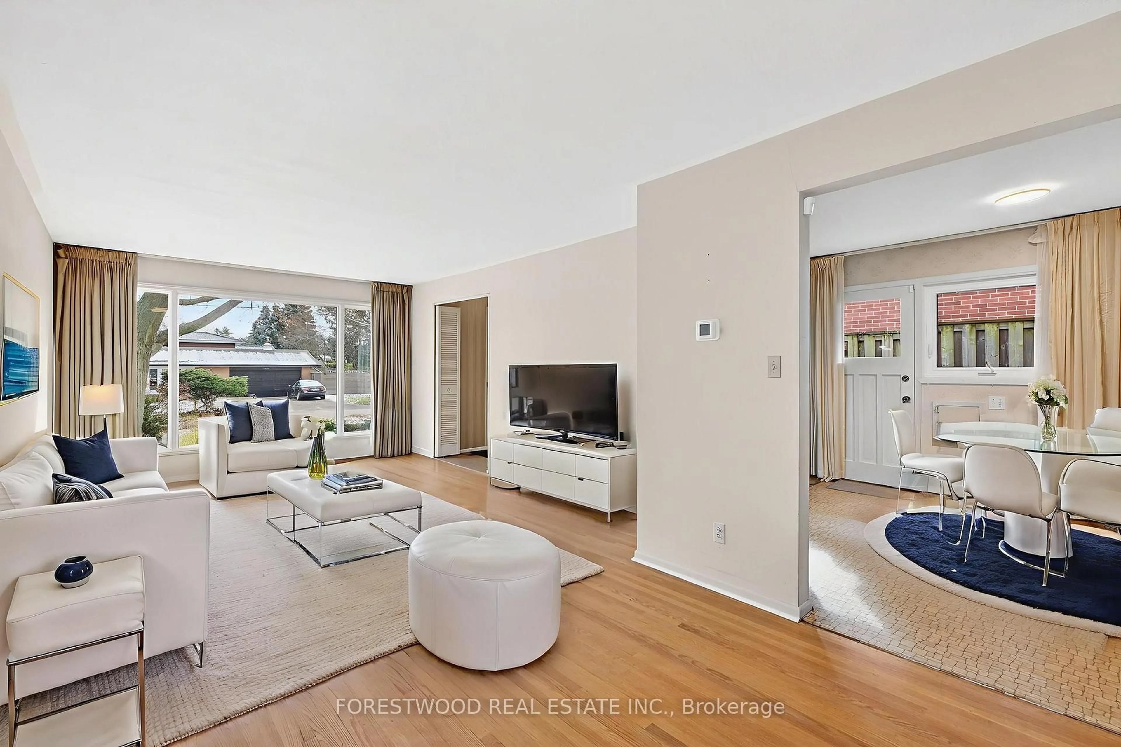 Living room with furniture, unknown for 1021 Vera Cruz Dr, Mississauga Ontario L4Y 2G4