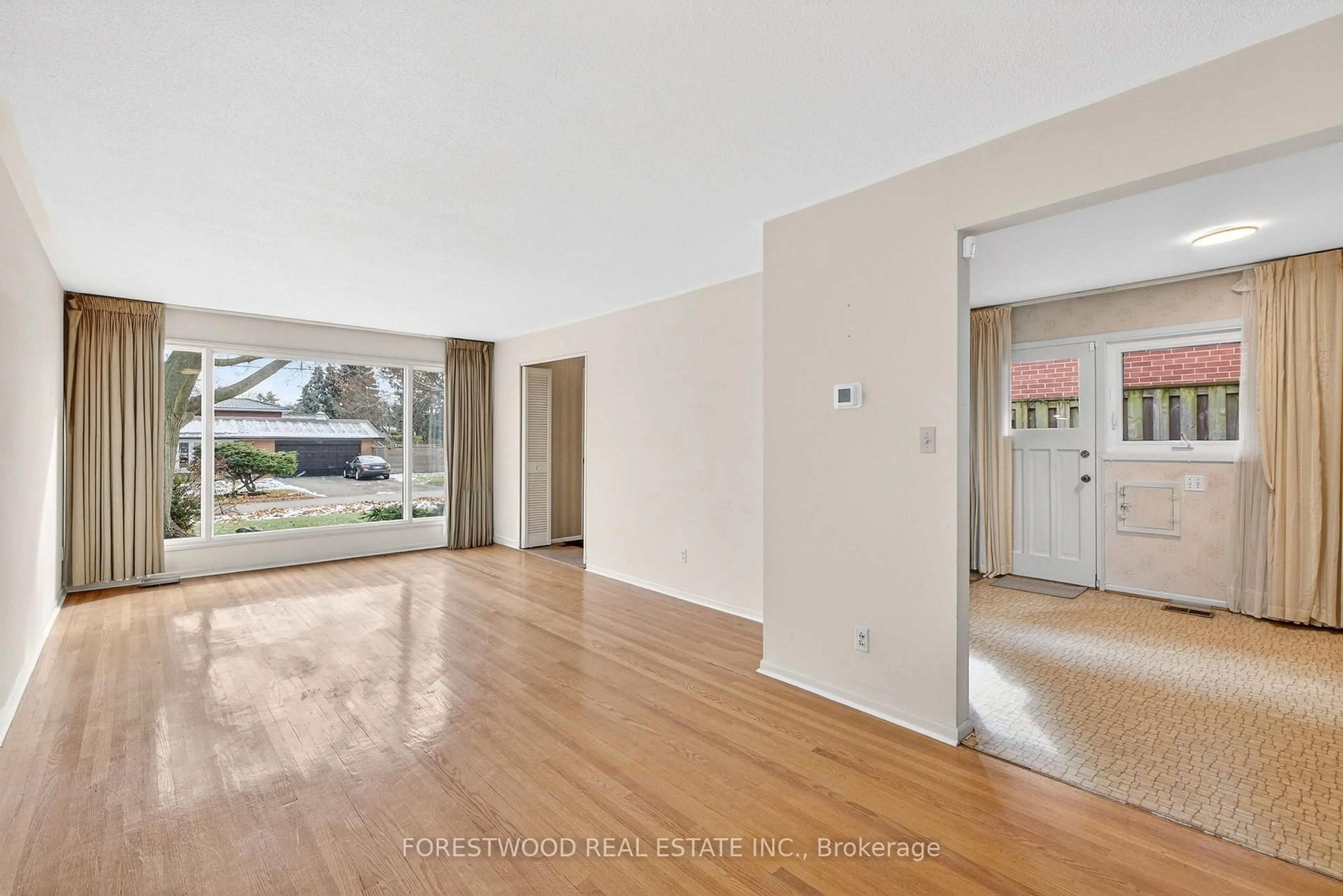Indoor foyer for 1021 Vera Cruz Dr, Mississauga Ontario L4Y 2G4