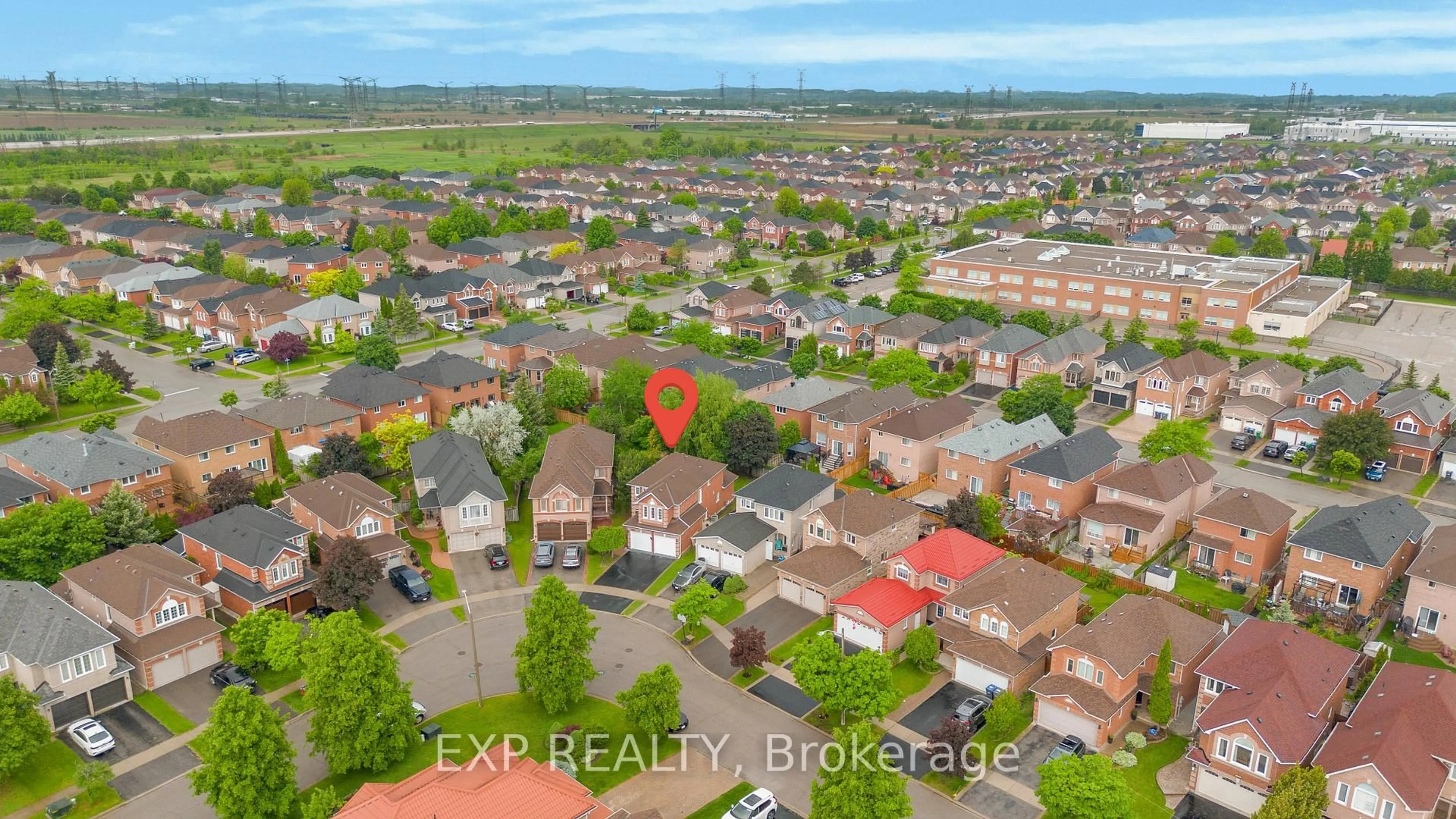 A pic from outside/outdoor area/front of a property/back of a property/a pic from drone, city buildings view from balcony for 7159 Spyglass Cres, Mississauga Ontario L5N 7H3