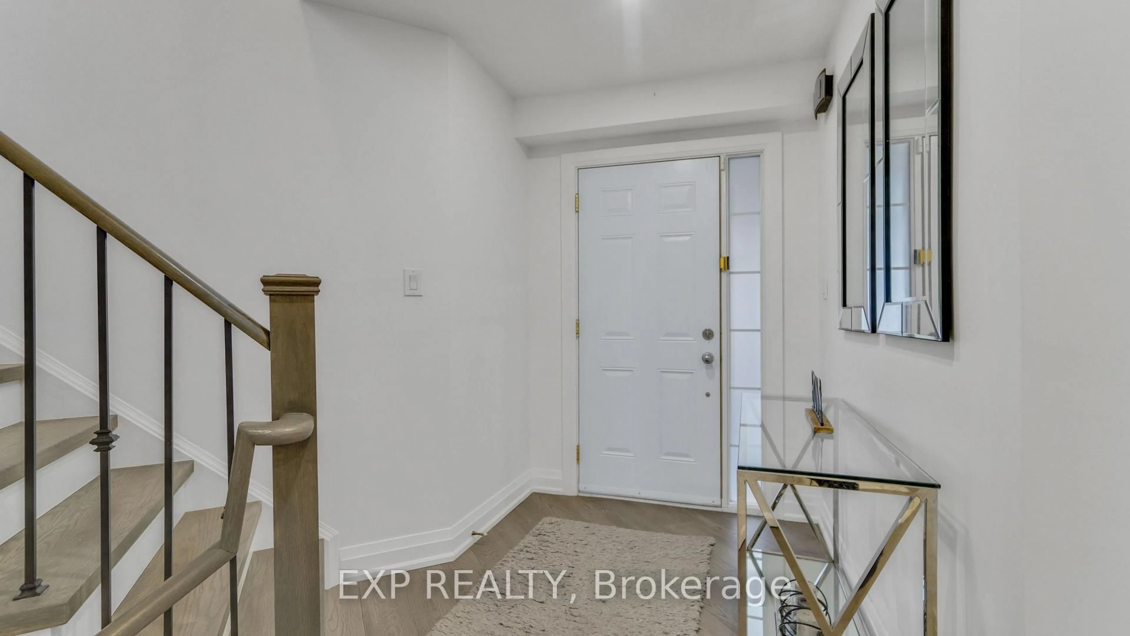 Indoor entryway for 7159 Spyglass Cres, Mississauga Ontario L5N 7H3