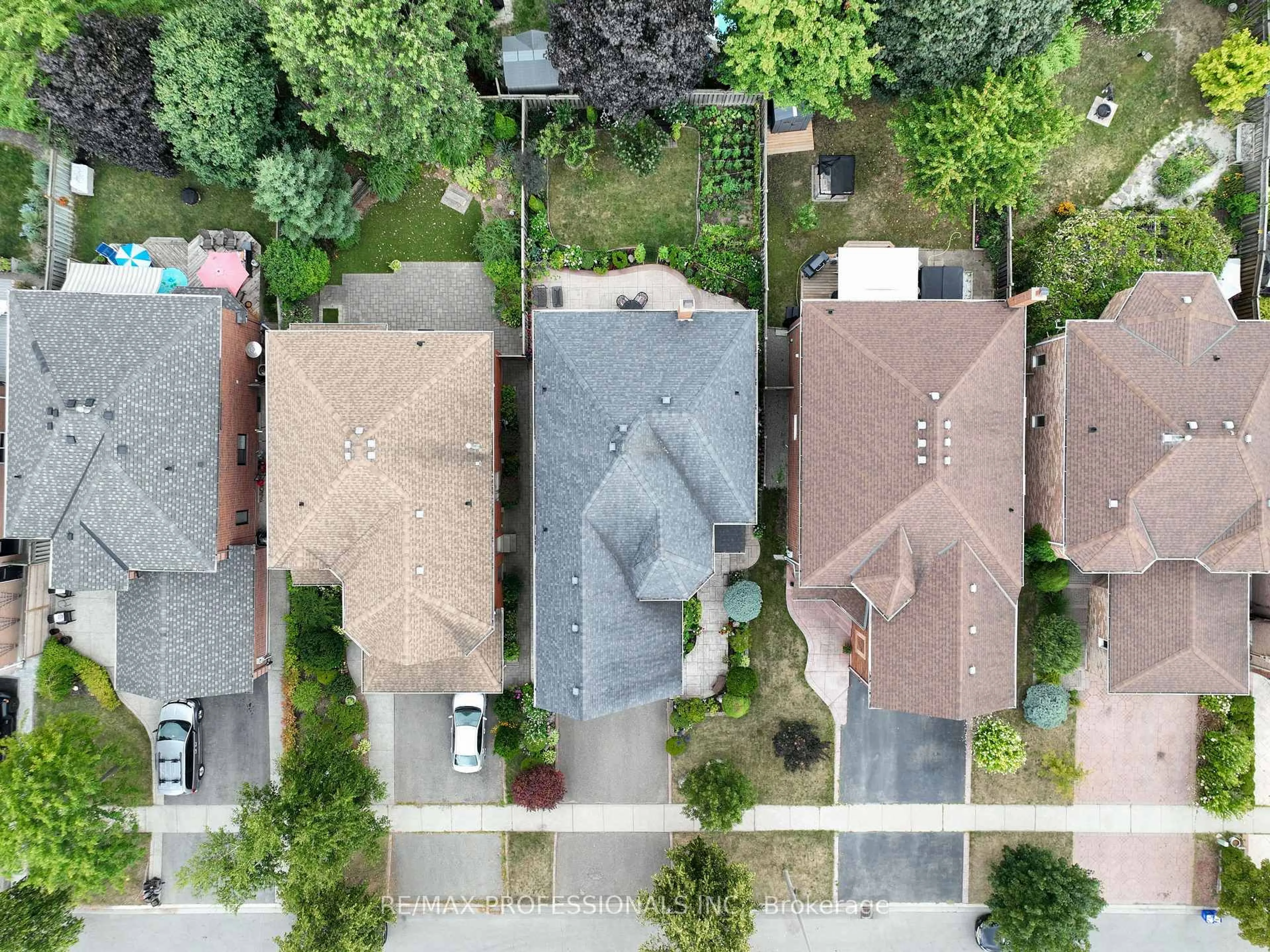 A pic from outside/outdoor area/front of a property/back of a property/a pic from drone, street for 183 Barber Dr, Halton Hills Ontario L7G 5L5