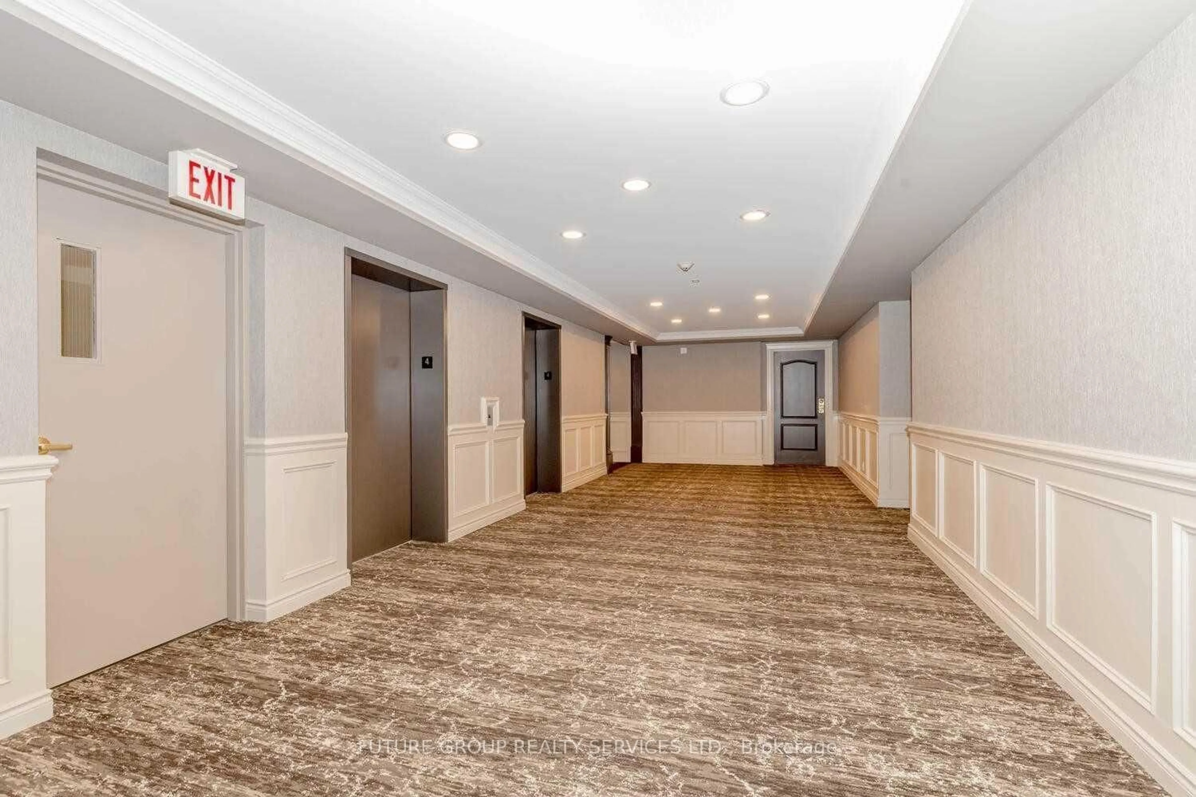 Indoor foyer for 3351 Cawthra Rd #423, Mississauga Ontario L5A 4N5