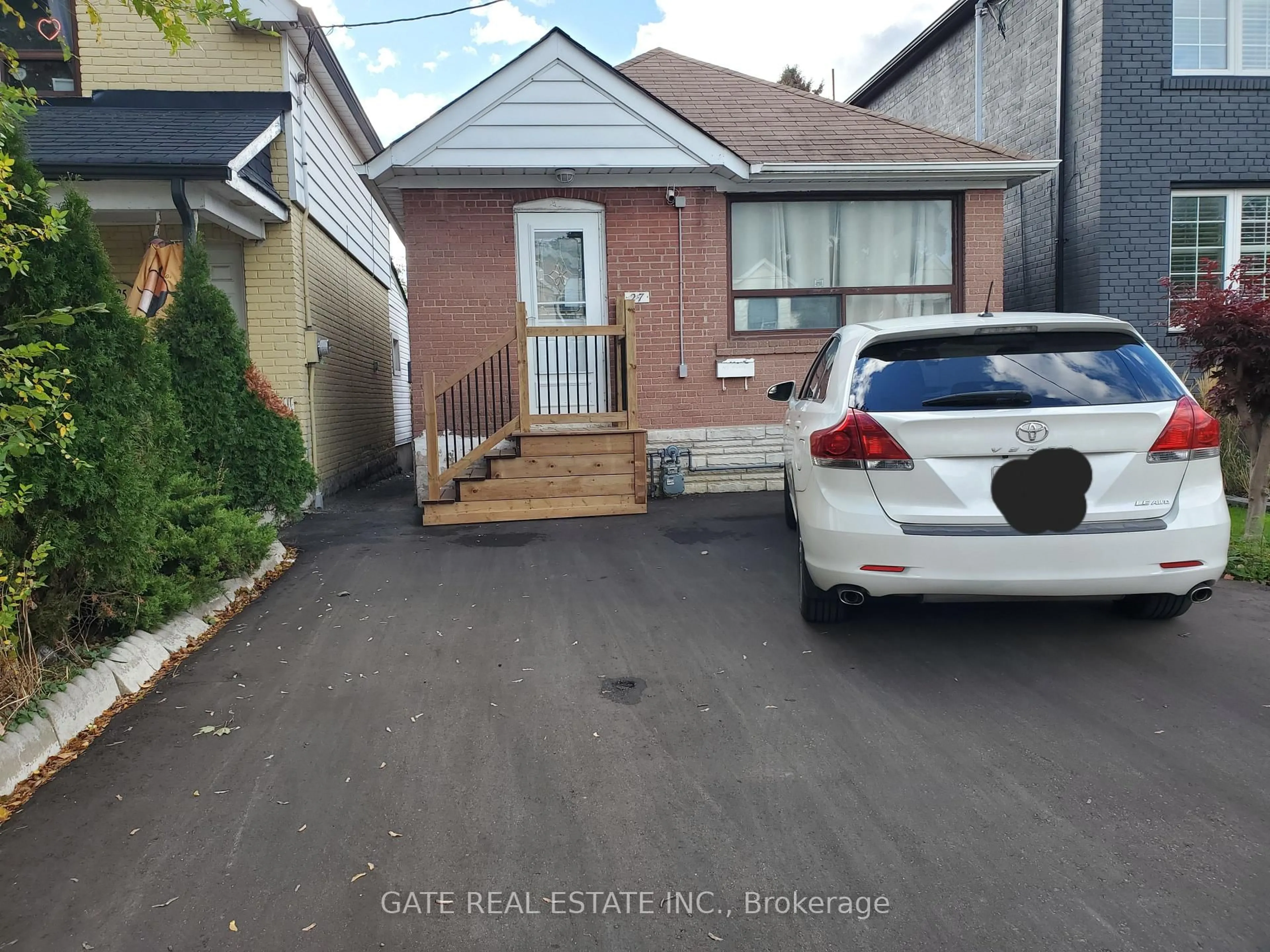 A pic from outside/outdoor area/front of a property/back of a property/a pic from drone, street for 27 Lambton Ave, Toronto Ontario M6N 2S2