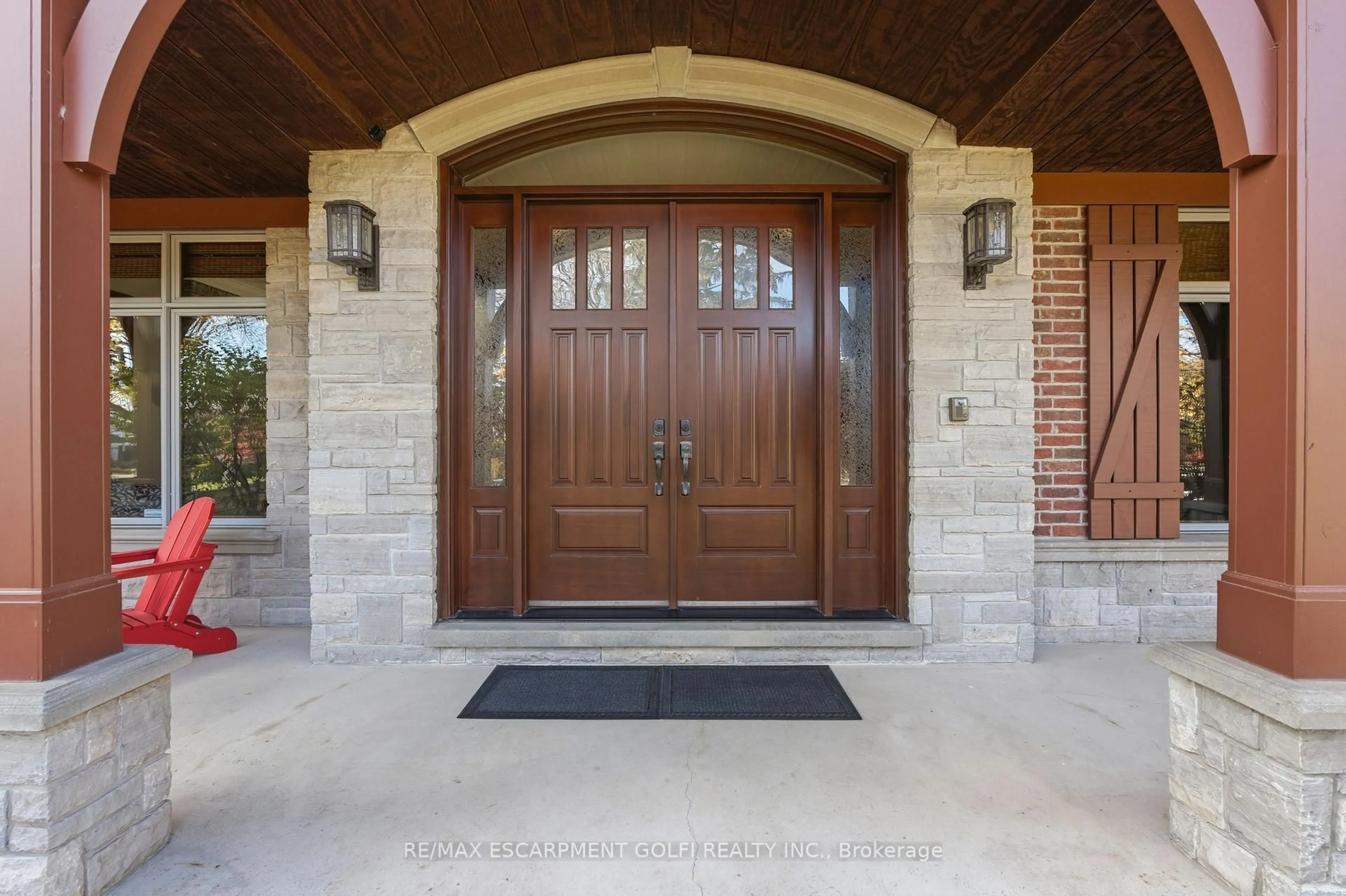 Indoor entryway for 334 Belvenia Rd, Burlington Ontario L7L 2G6