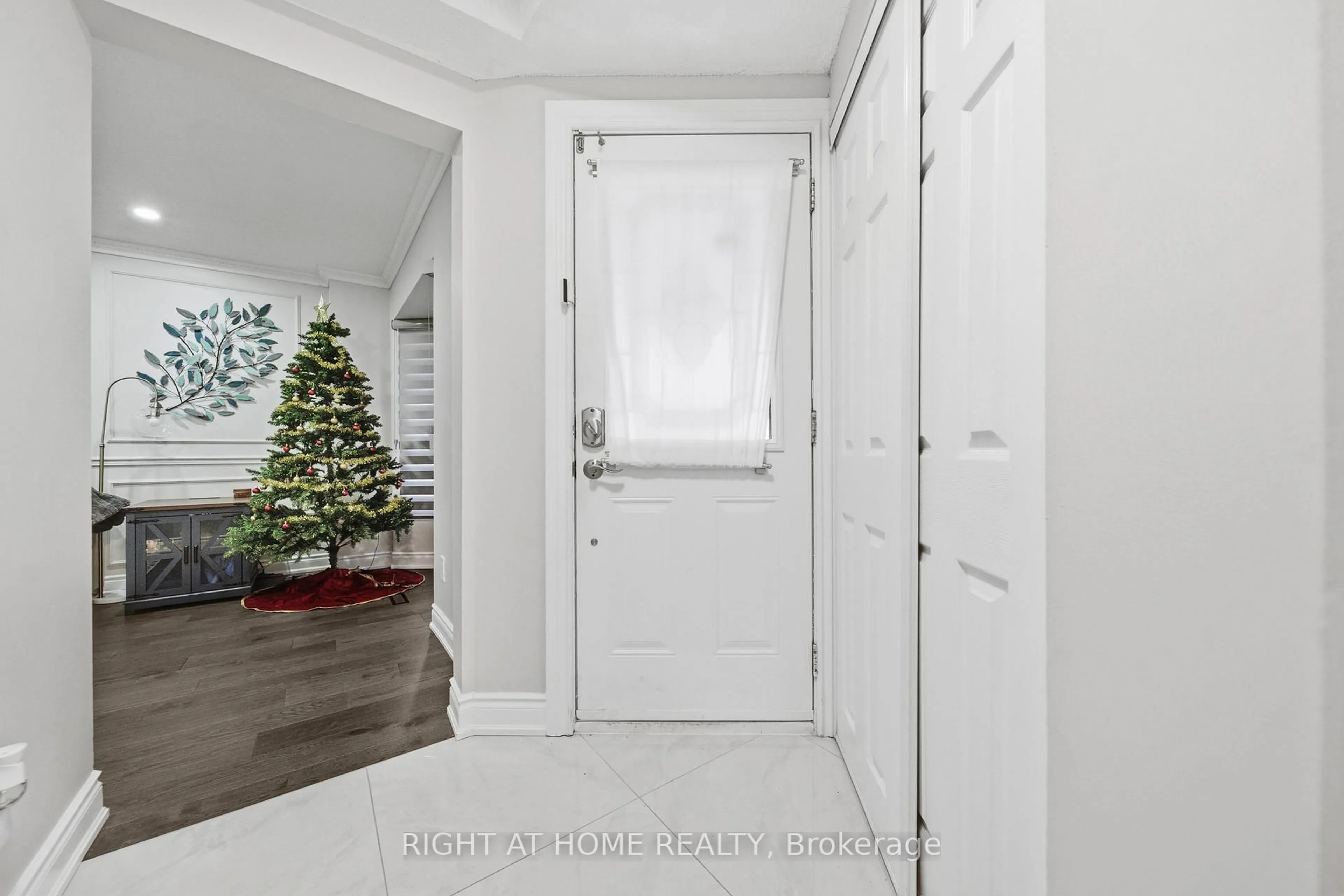 Indoor entryway for 44 Forrester Dr, Brampton Ontario L6Y 4L7