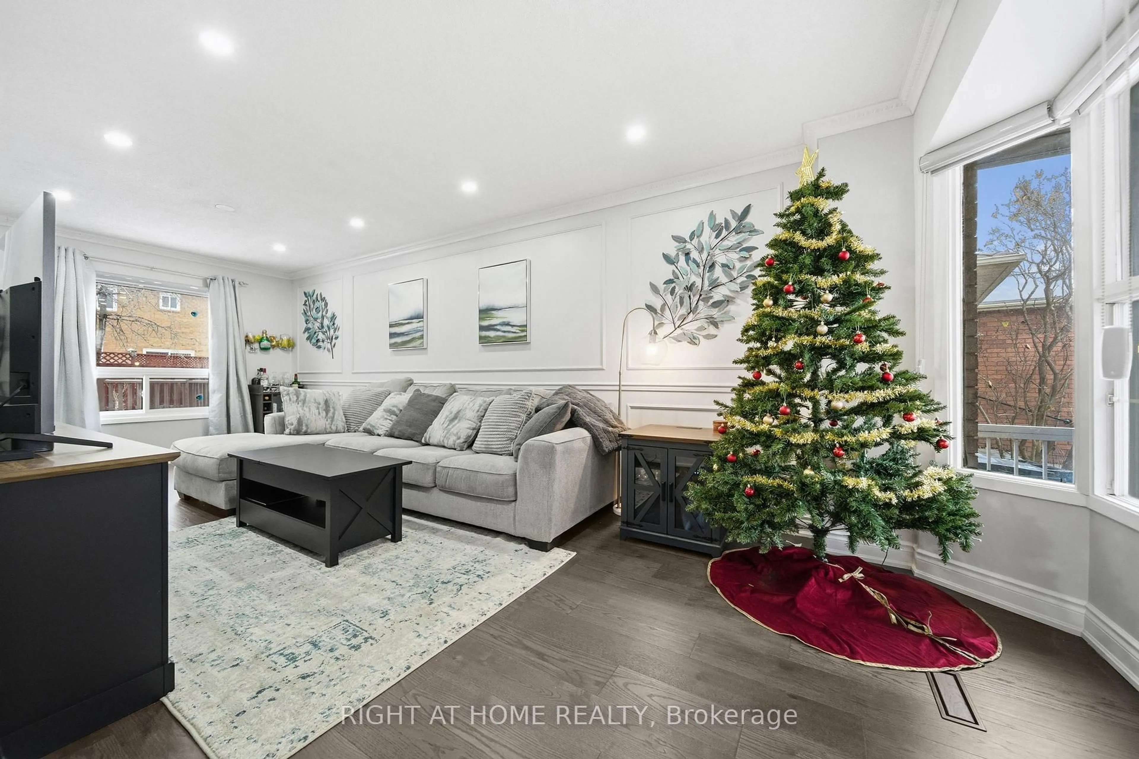 Living room with furniture, unknown for 44 Forrester Dr, Brampton Ontario L6Y 4L7