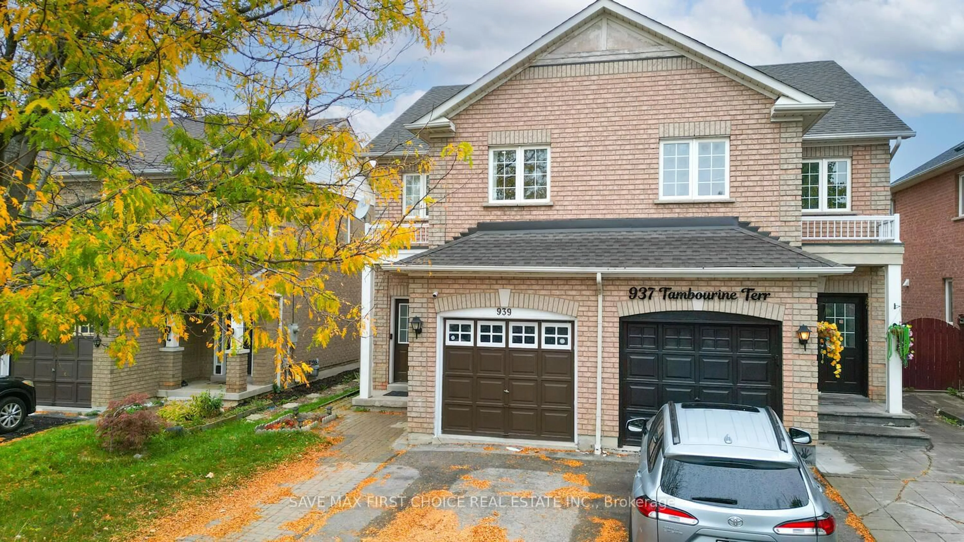 Home with brick exterior material, street for 939 Tambourine Terr, Mississauga Ontario L5W 1S5