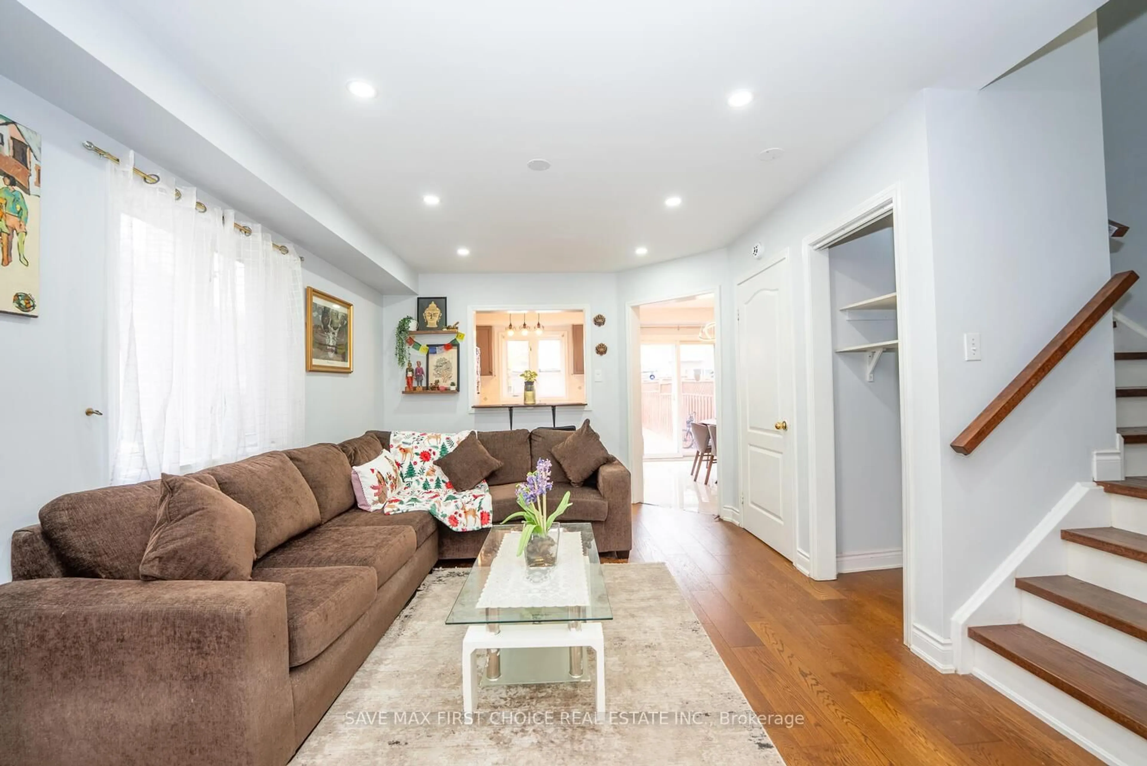 Living room with furniture, unknown for 939 Tambourine Terr, Mississauga Ontario L5W 1S5