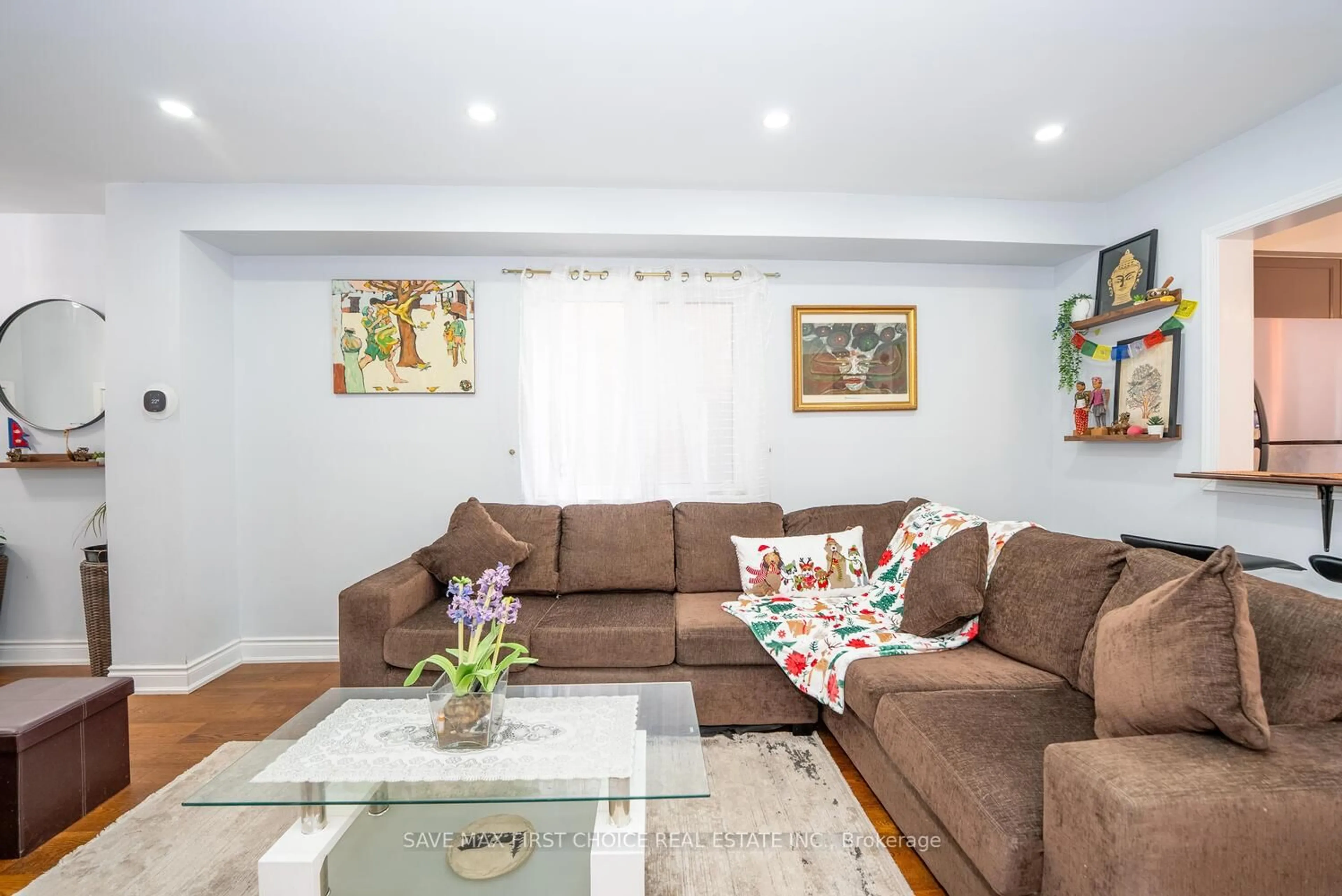 Living room with furniture, wood/laminate floor for 939 Tambourine Terr, Mississauga Ontario L5W 1S5