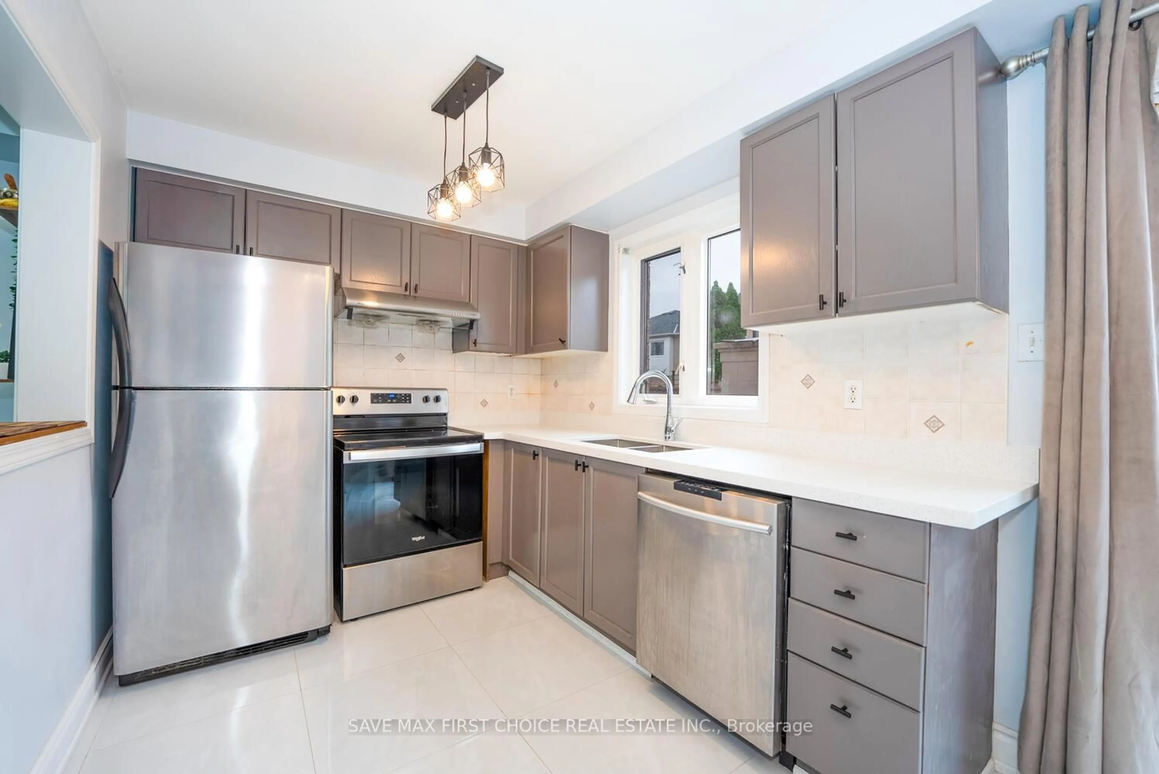 Standard kitchen, ceramic/tile floor for 939 Tambourine Terr, Mississauga Ontario L5W 1S5