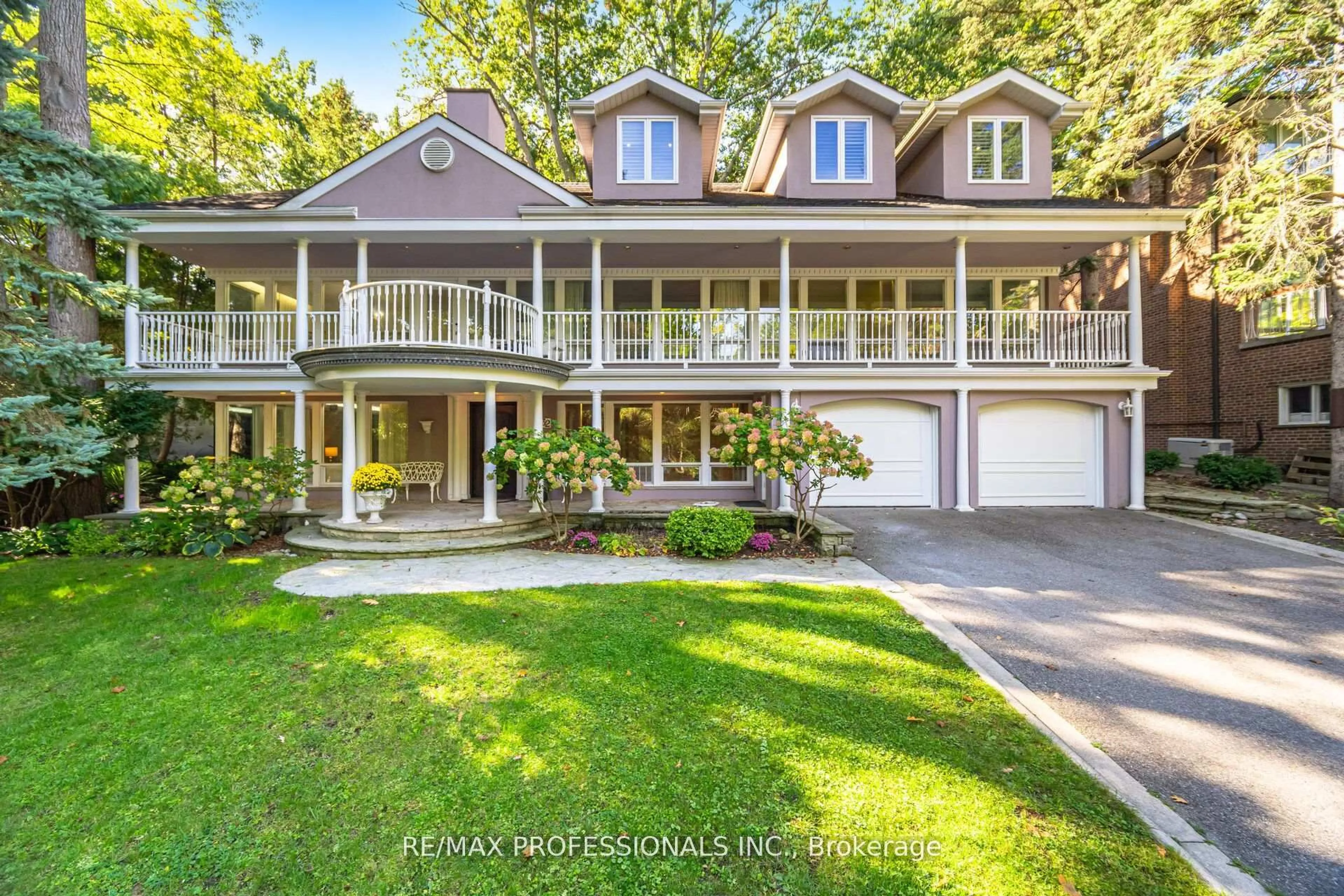 Home with vinyl exterior material, water/lake/river/ocean view for 32 Edenbrook Hill, Toronto Ontario M9A 3Z6