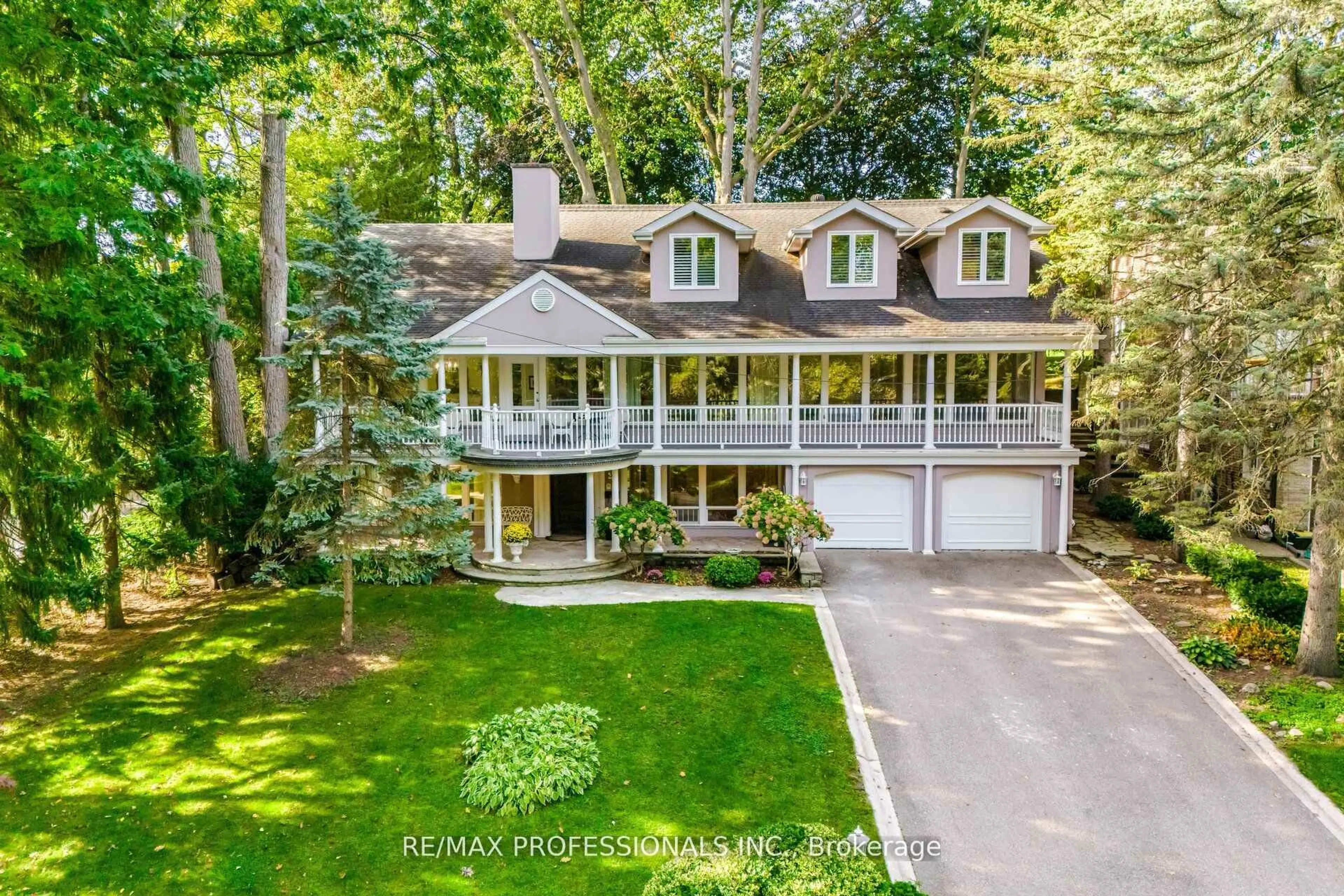 A pic from outside/outdoor area/front of a property/back of a property/a pic from drone, water/lake/river/ocean view for 32 Edenbrook Hill, Toronto Ontario M9A 3Z6