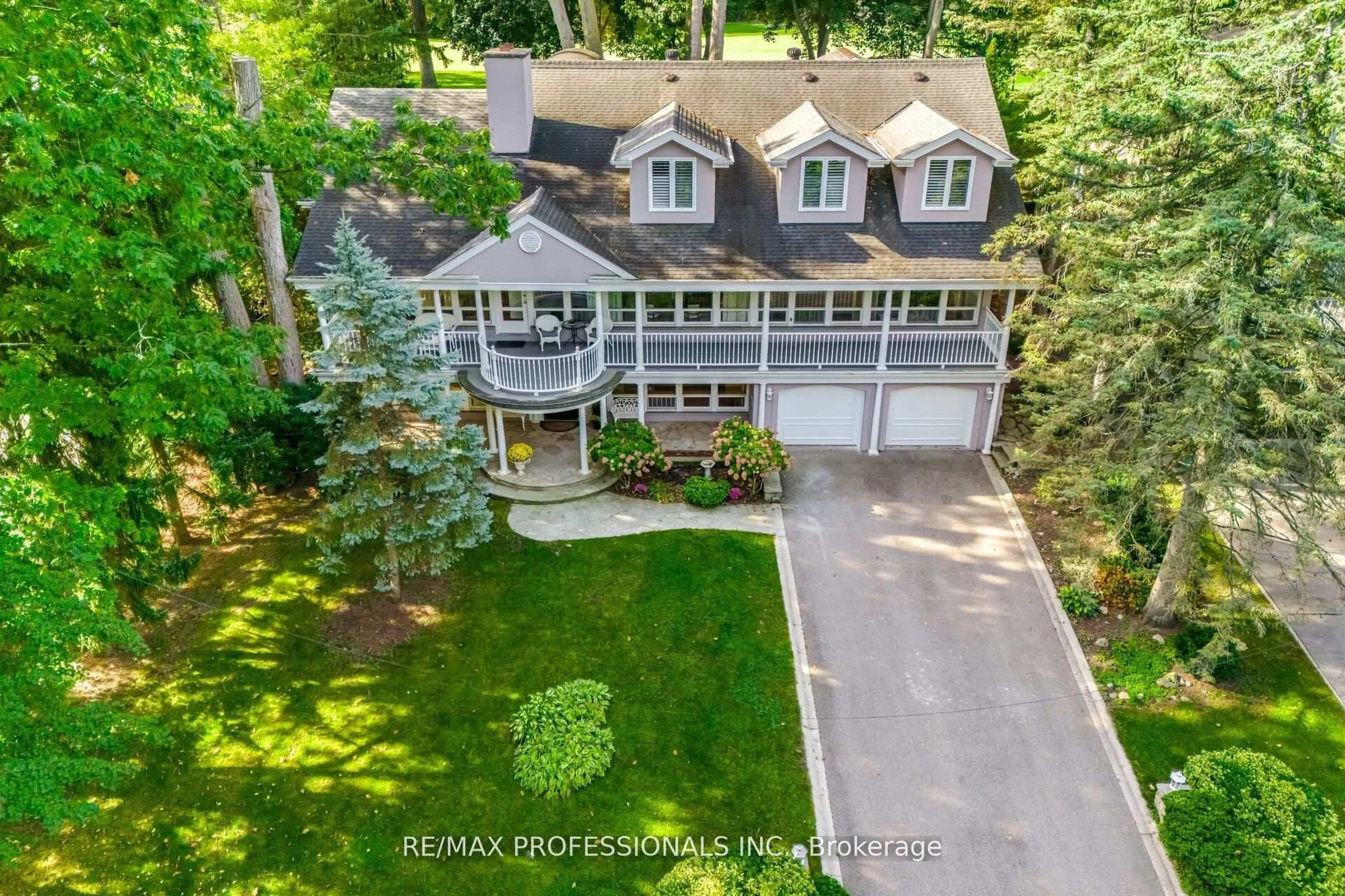 A pic from outside/outdoor area/front of a property/back of a property/a pic from drone, water/lake/river/ocean view for 32 Edenbrook Hill, Toronto Ontario M9A 3Z6