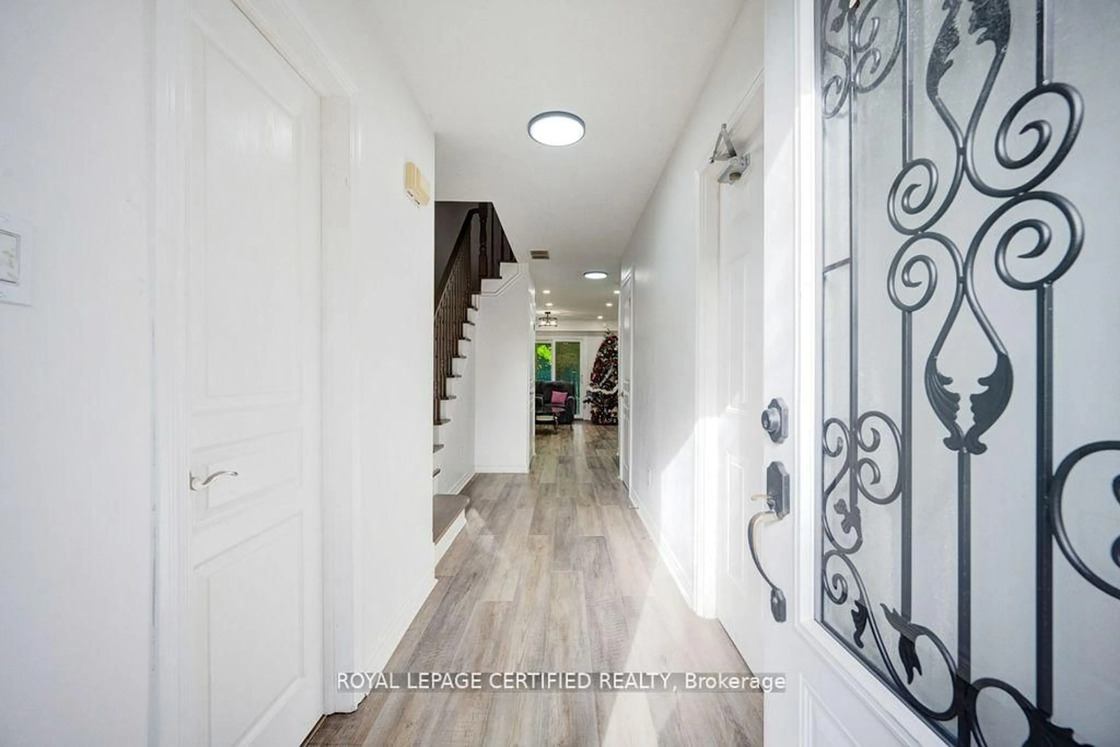 Indoor foyer for 375 ONTARIO St, Milton Ontario L9T 3J3