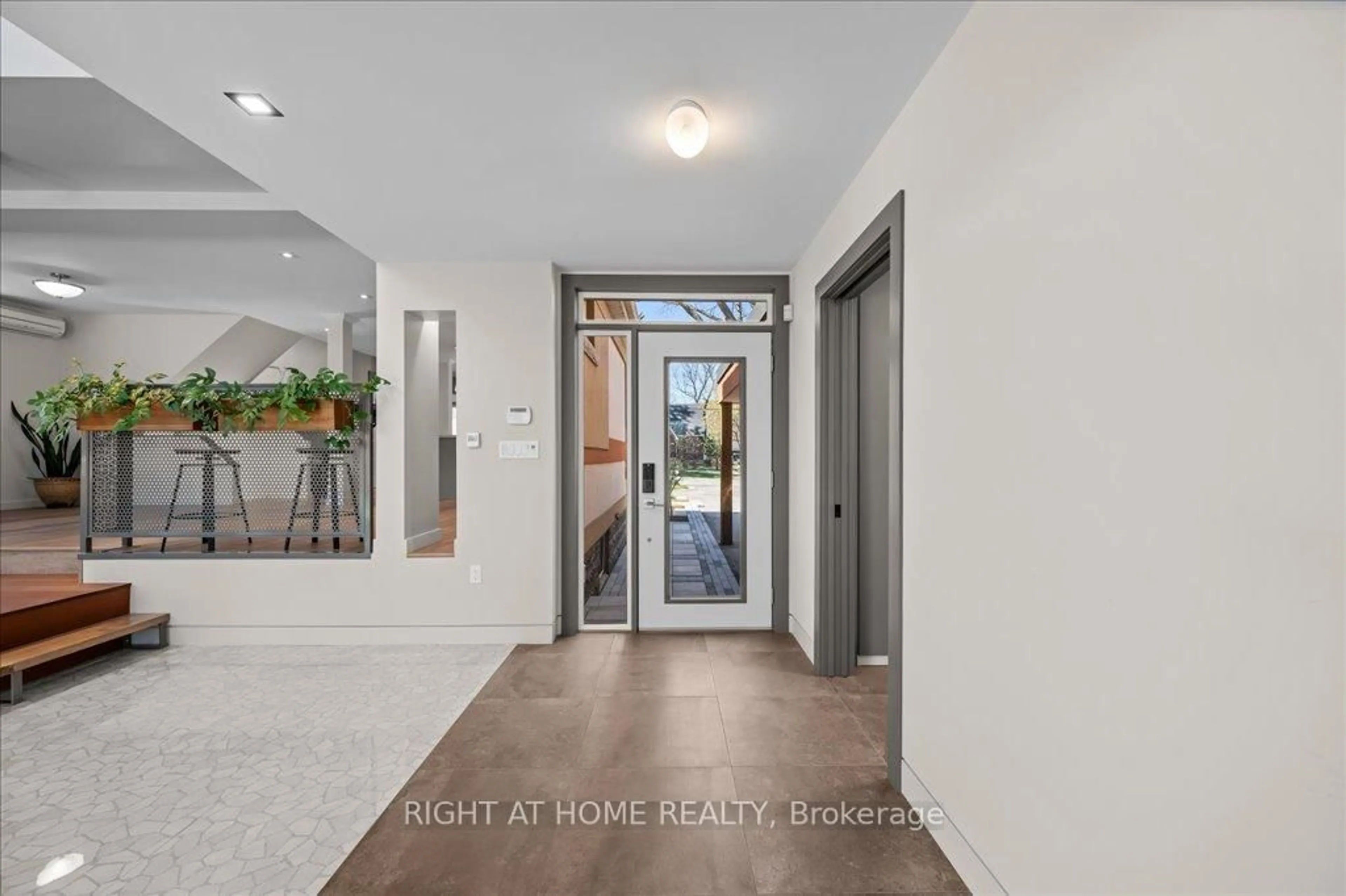 Indoor entryway for 704 Cedar Ave, Burlington Ontario L7T 2R7