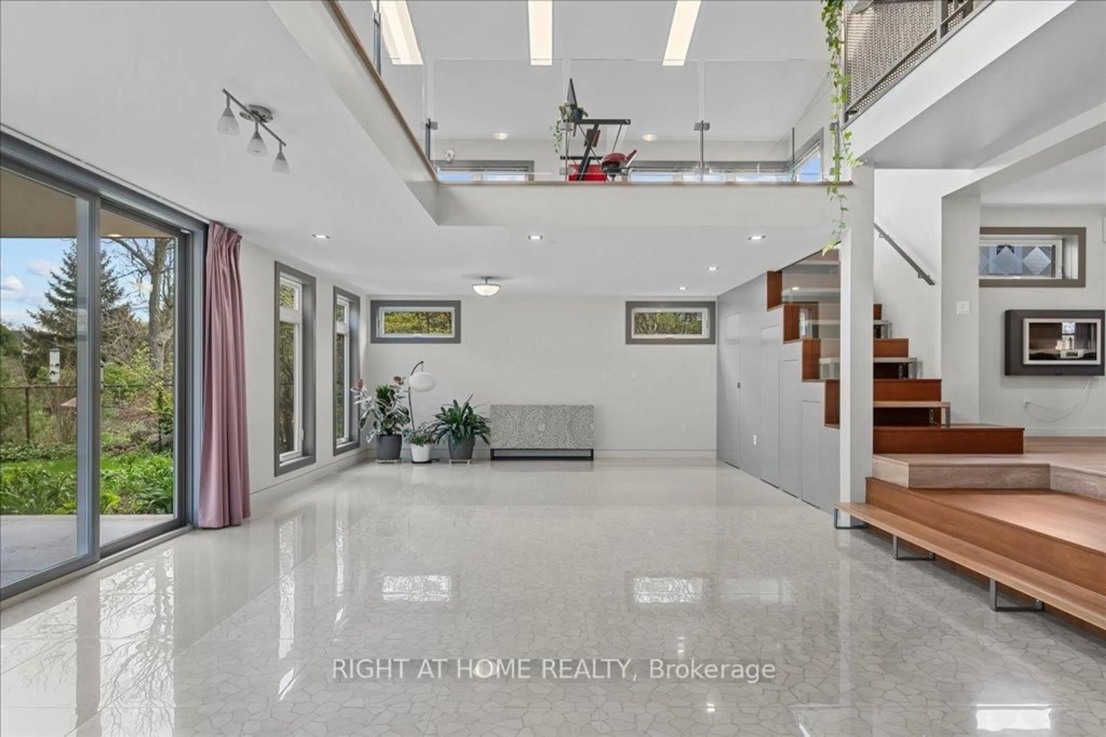 Indoor foyer for 704 Cedar Ave, Burlington Ontario L7T 2R7