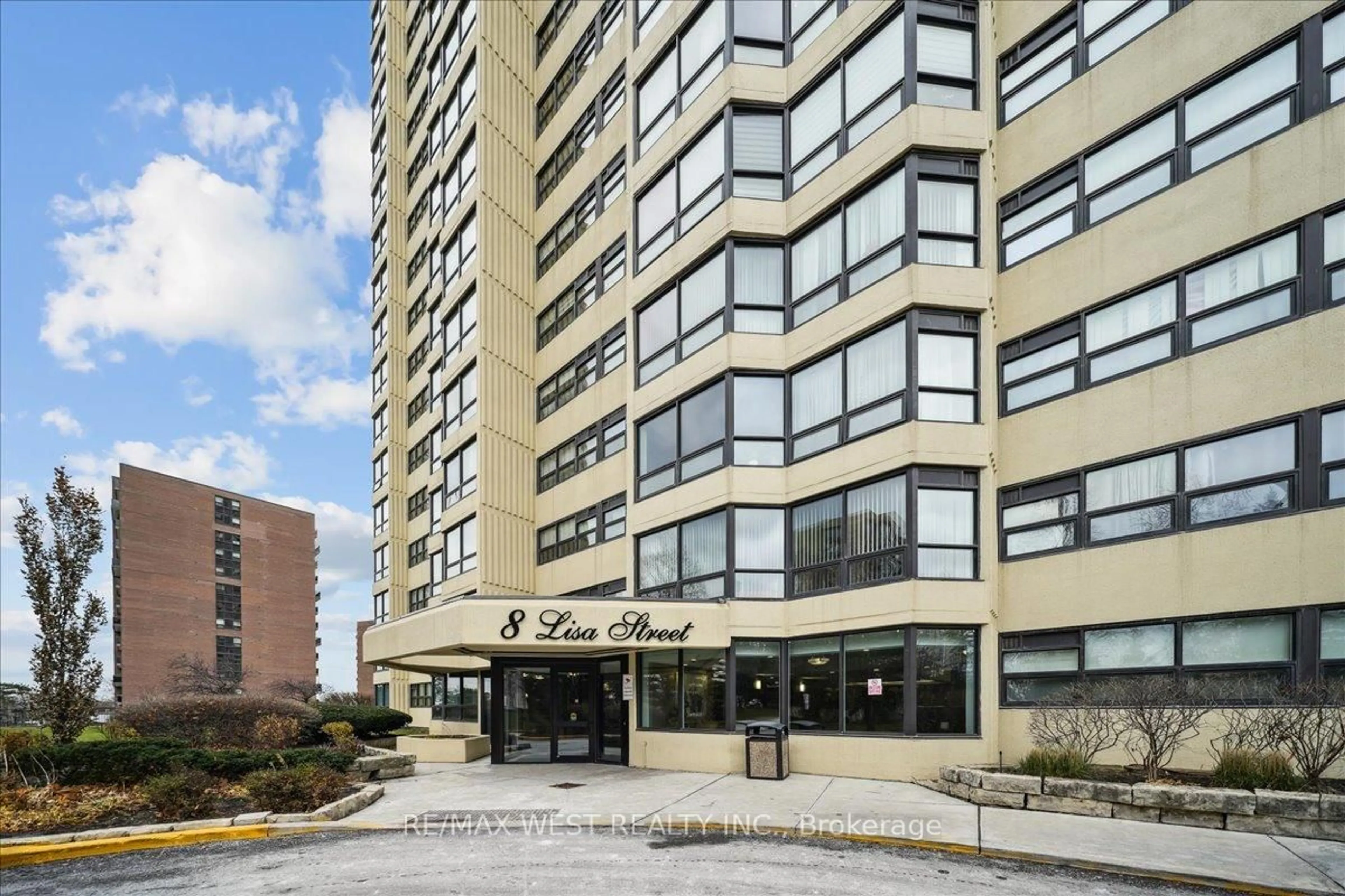 Indoor foyer for 8 Lisa St #2701, Brampton Ontario L6T 4S6