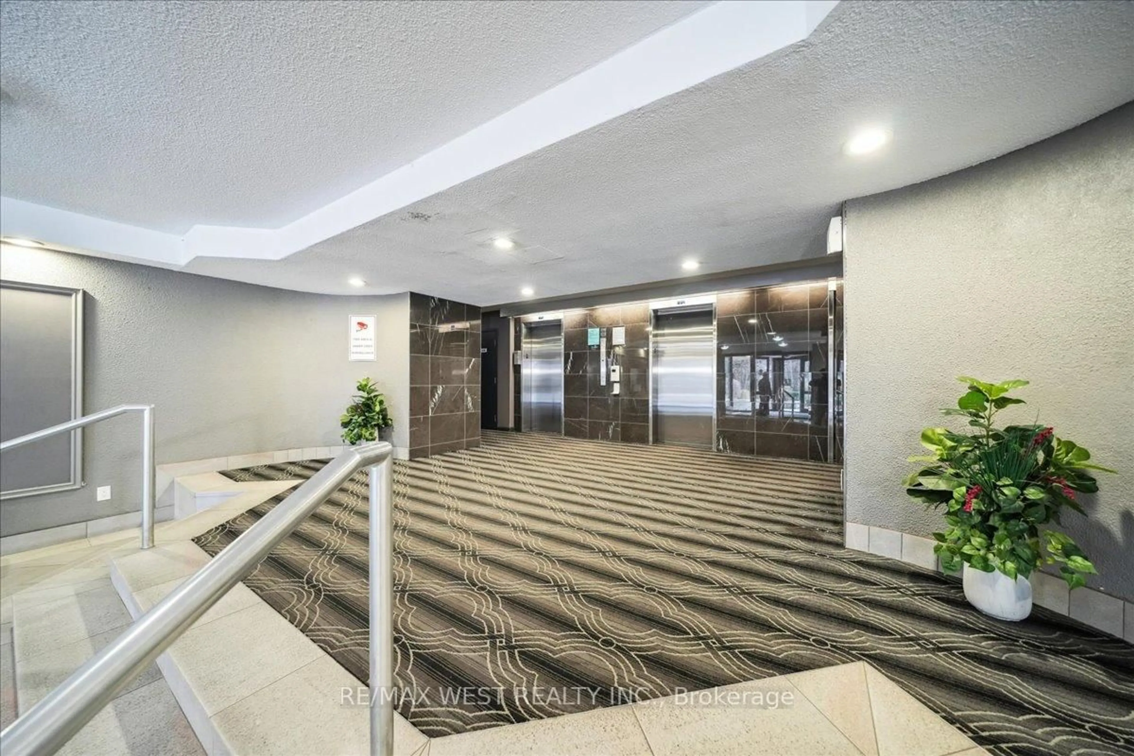 Indoor foyer for 8 Lisa St #2701, Brampton Ontario L6T 4S6