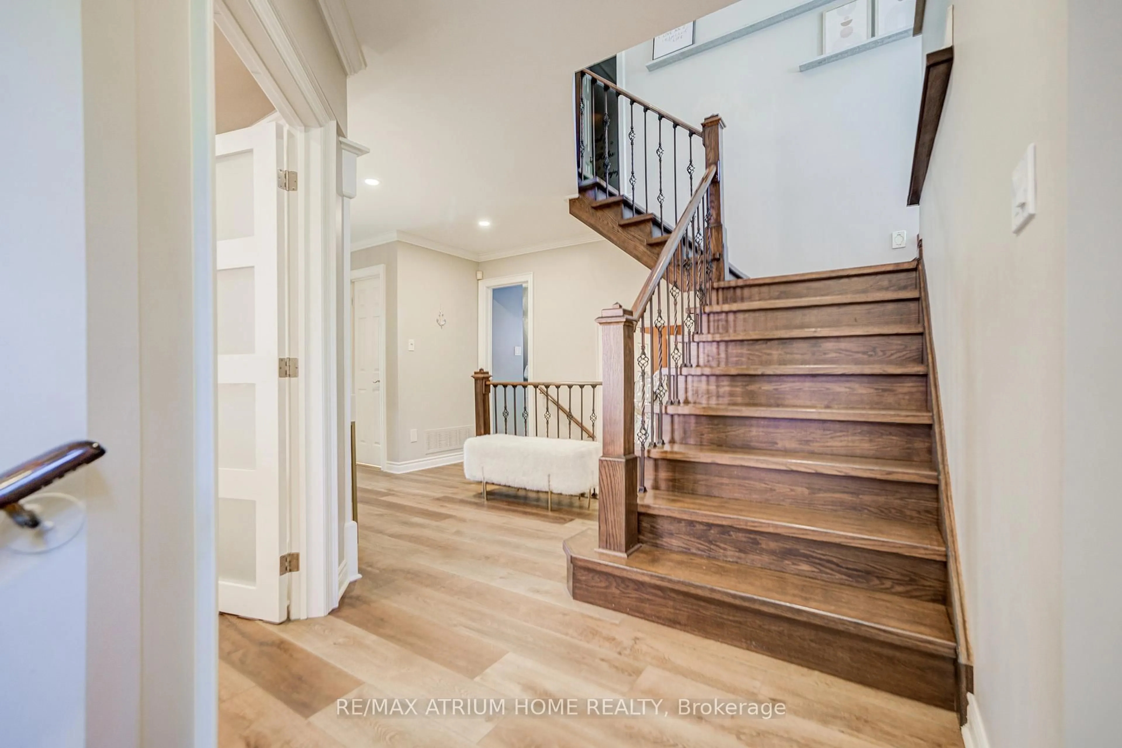 Indoor entryway for 2095 Grand Ravine Dr, Oakville Ontario L6H 6B5