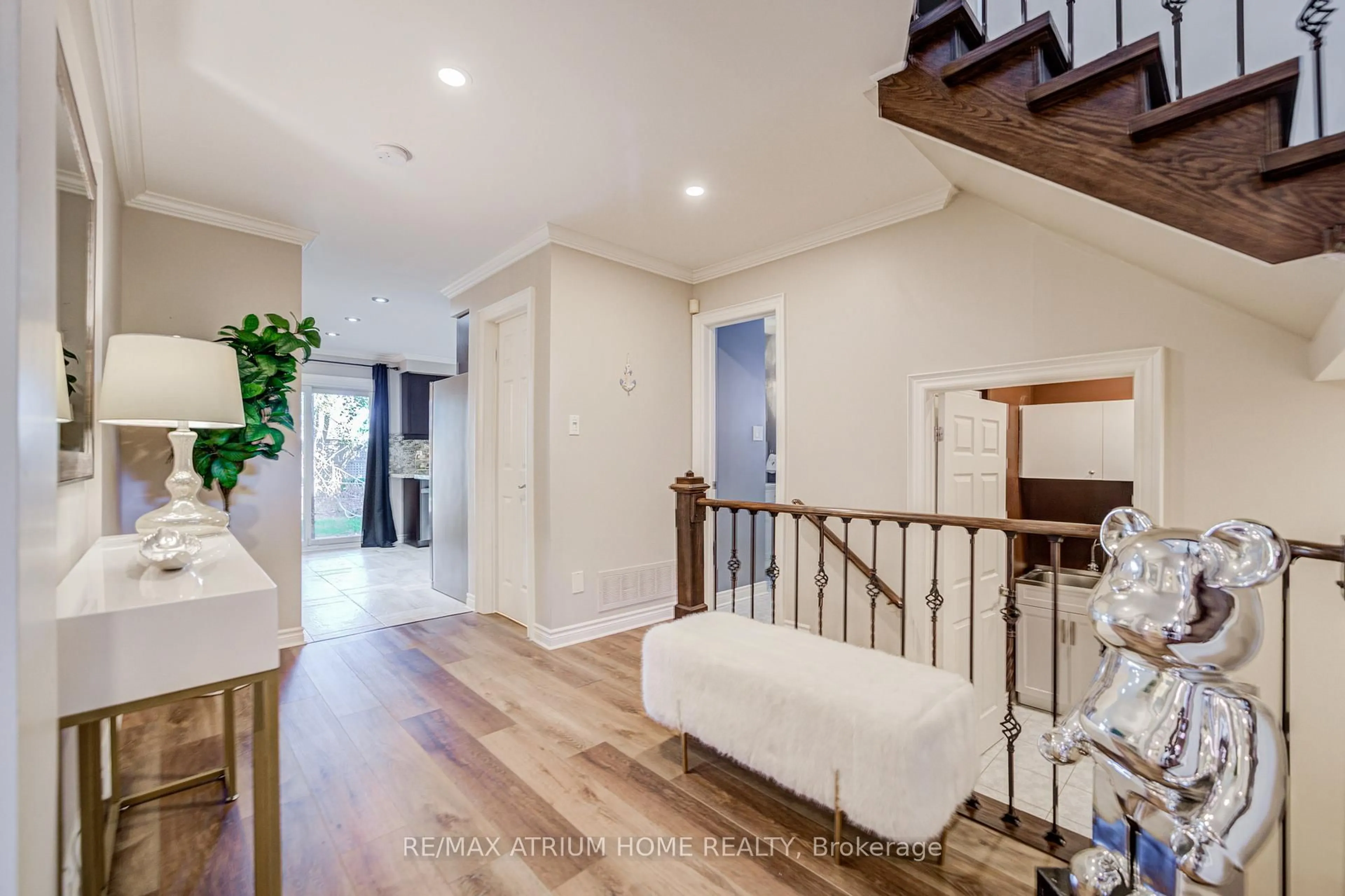 Indoor entryway for 2095 Grand Ravine Dr, Oakville Ontario L6H 6B5