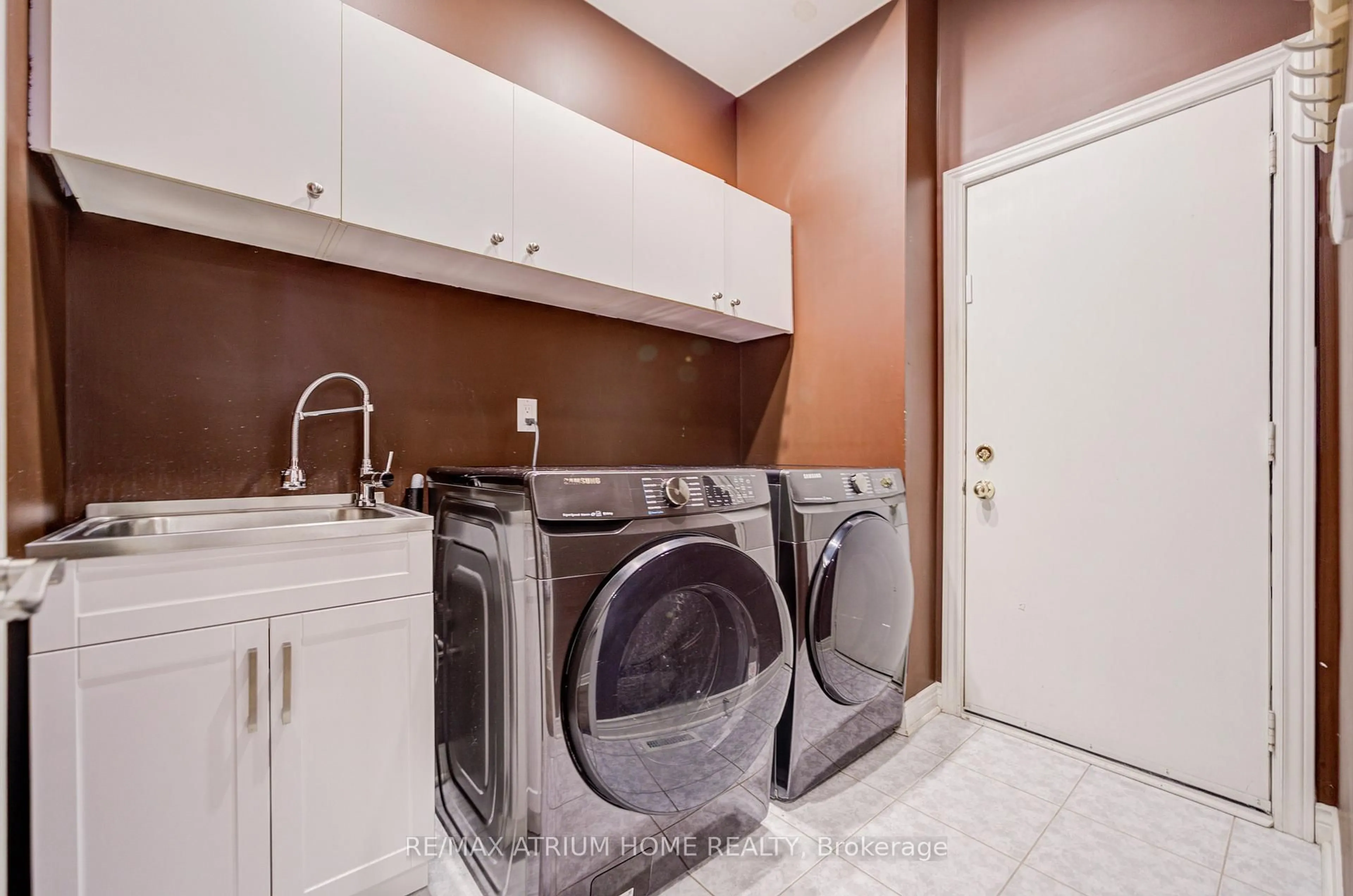 Laundry room for 2095 Grand Ravine Dr, Oakville Ontario L6H 6B5