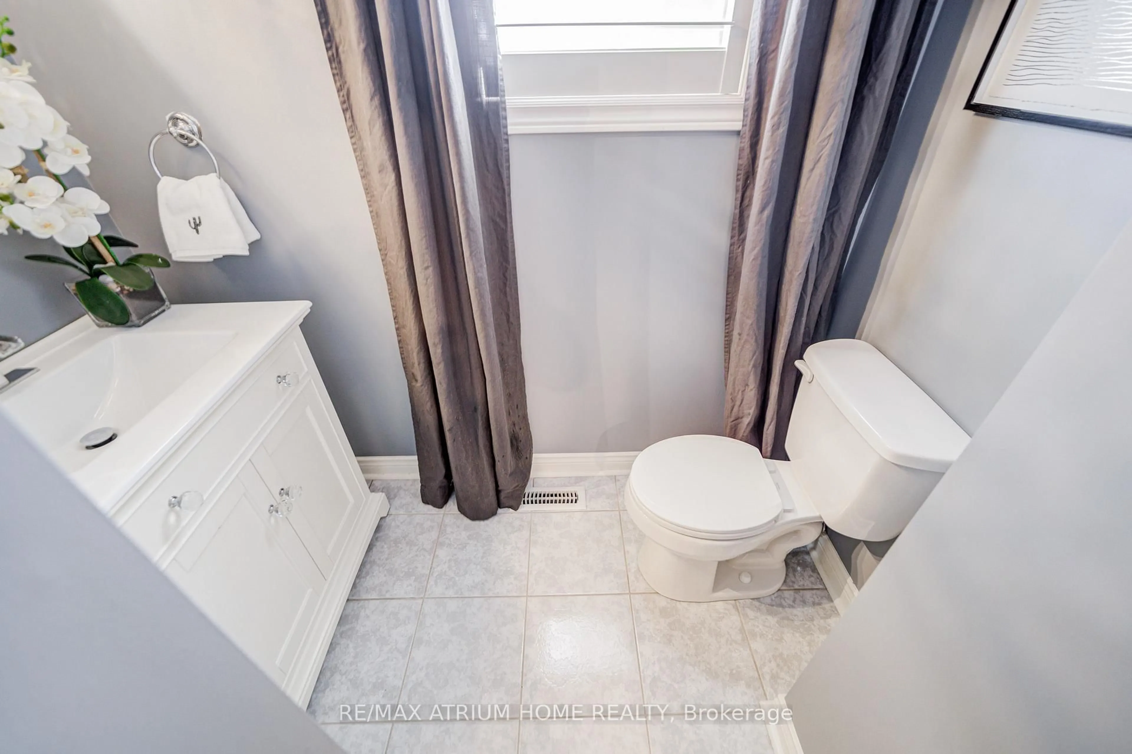 Standard bathroom, ceramic/tile floor for 2095 Grand Ravine Dr, Oakville Ontario L6H 6B5