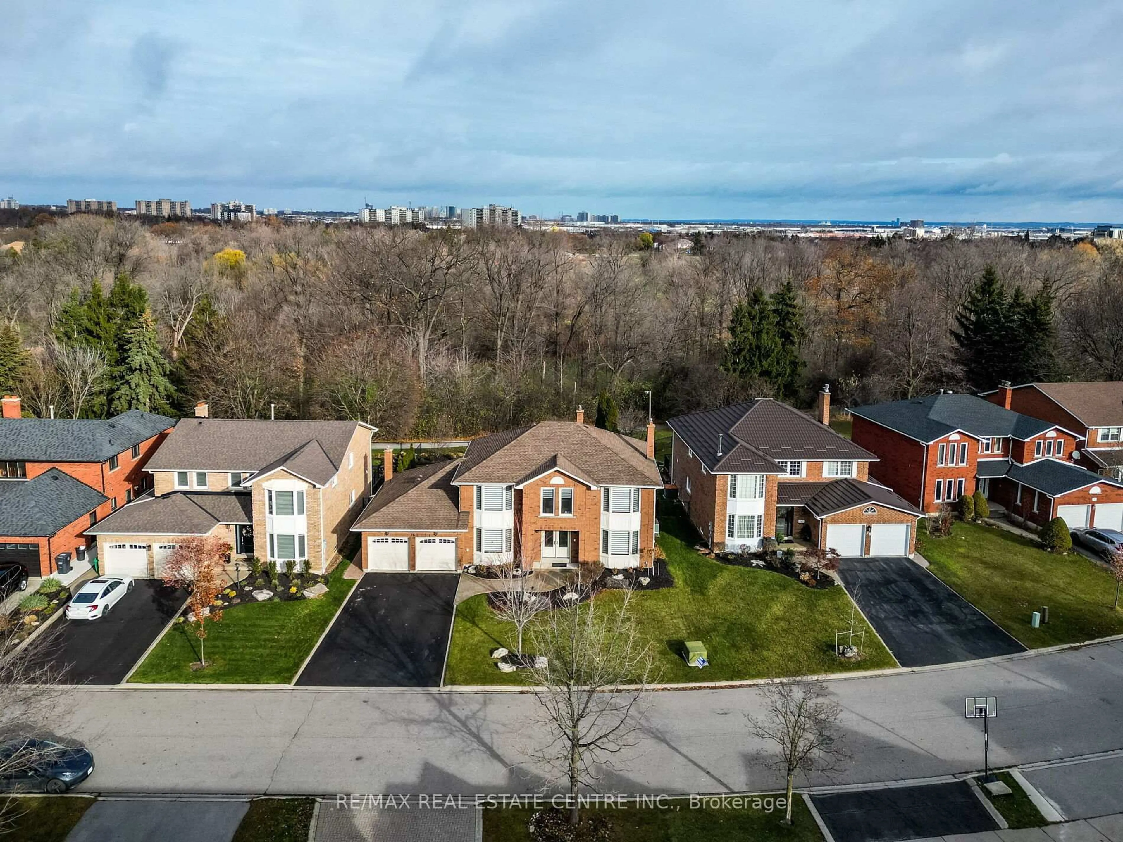 A pic from outside/outdoor area/front of a property/back of a property/a pic from drone, street for 76 Turtlecreek Blvd, Brampton Ontario L6W 3X9