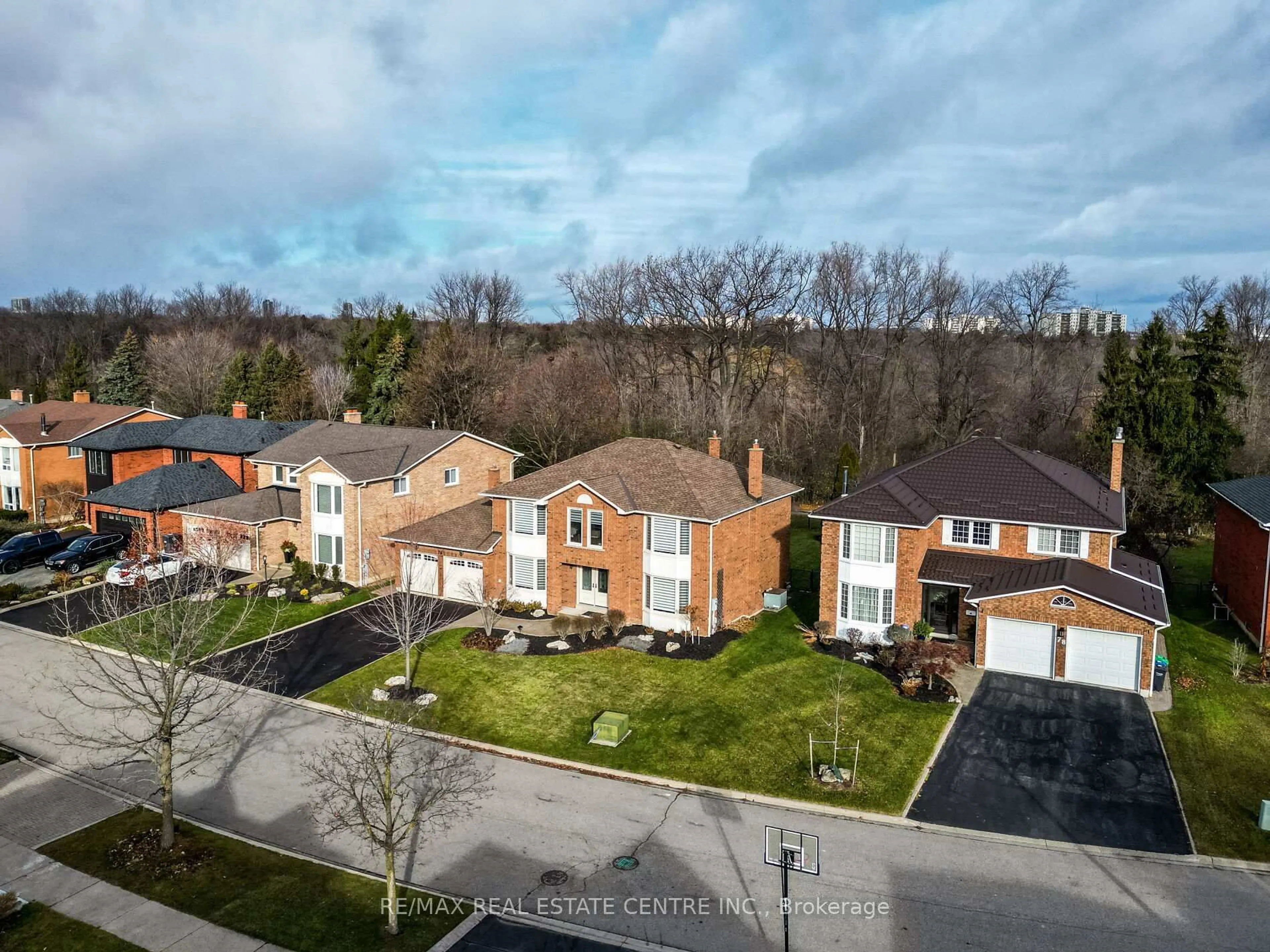 A pic from outside/outdoor area/front of a property/back of a property/a pic from drone, street for 76 Turtlecreek Blvd, Brampton Ontario L6W 3X9