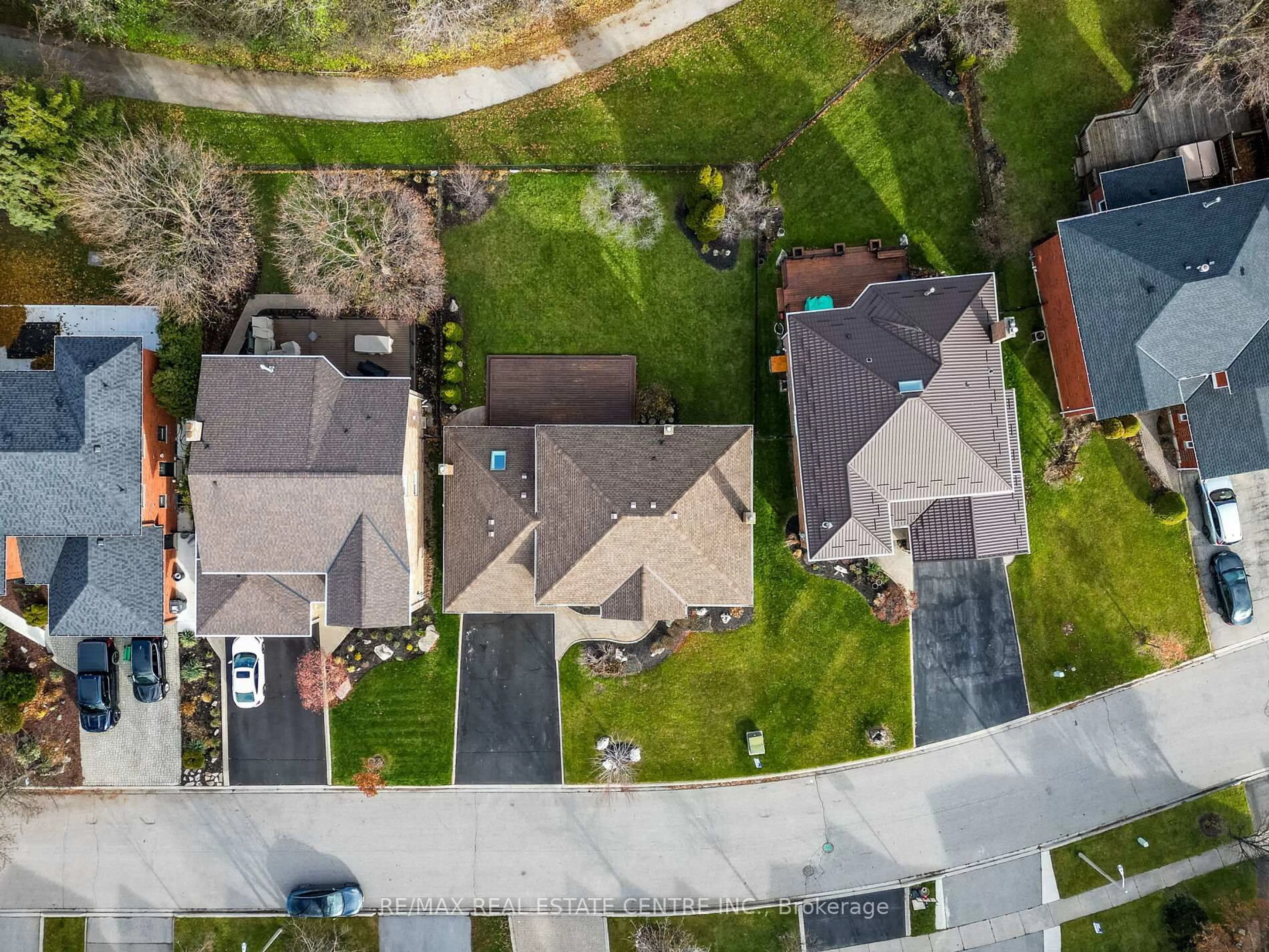 A pic from outside/outdoor area/front of a property/back of a property/a pic from drone, street for 76 Turtlecreek Blvd, Brampton Ontario L6W 3X9