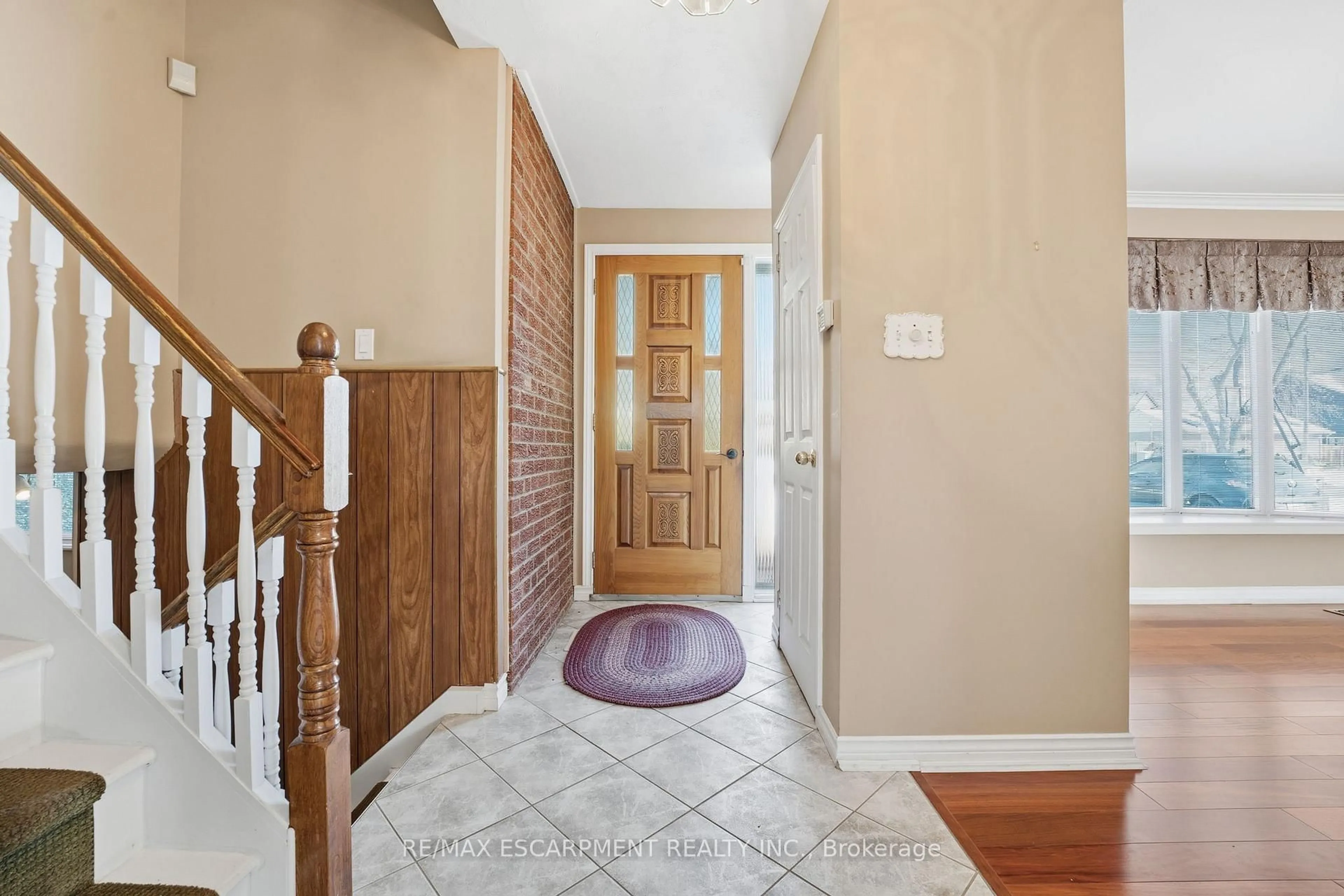 Indoor entryway for 184 Foxbar Rd, Burlington Ontario L7L 2Z9