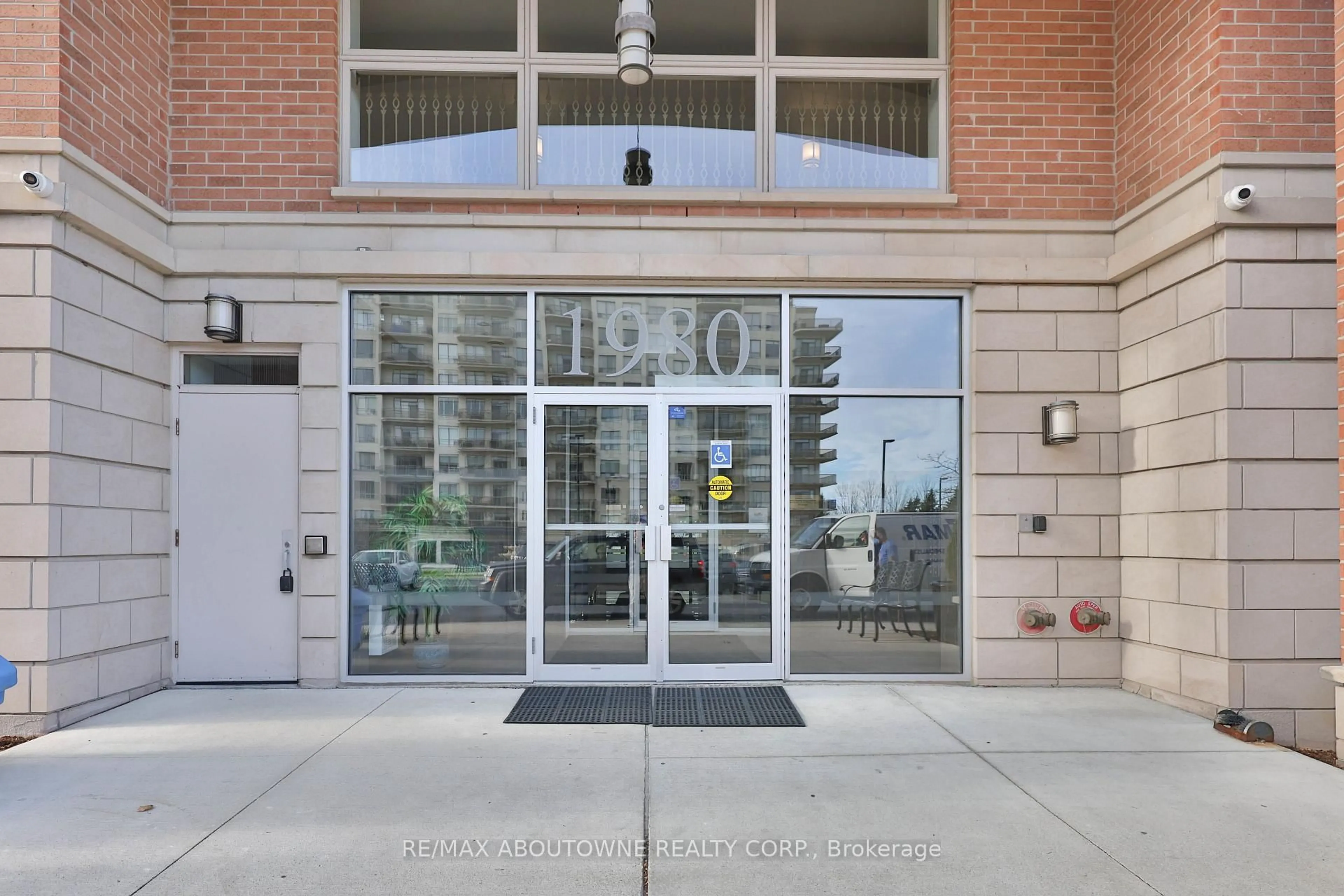Indoor foyer for 1980 Imperial Way #509, Burlington Ontario L7L 0E7