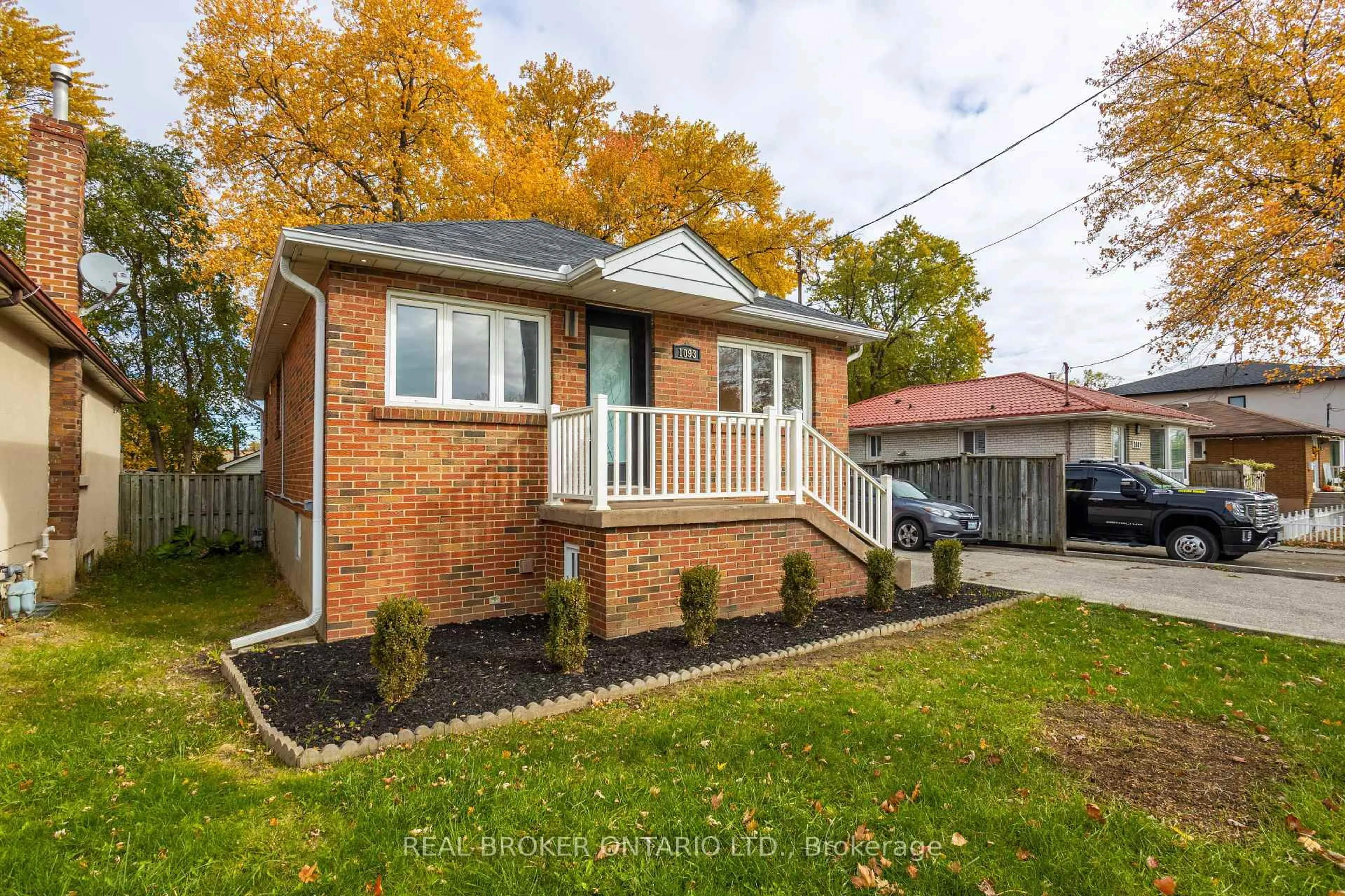 Home with brick exterior material, street for 1093 Ogden Ave, Mississauga Ontario L5E 2G7