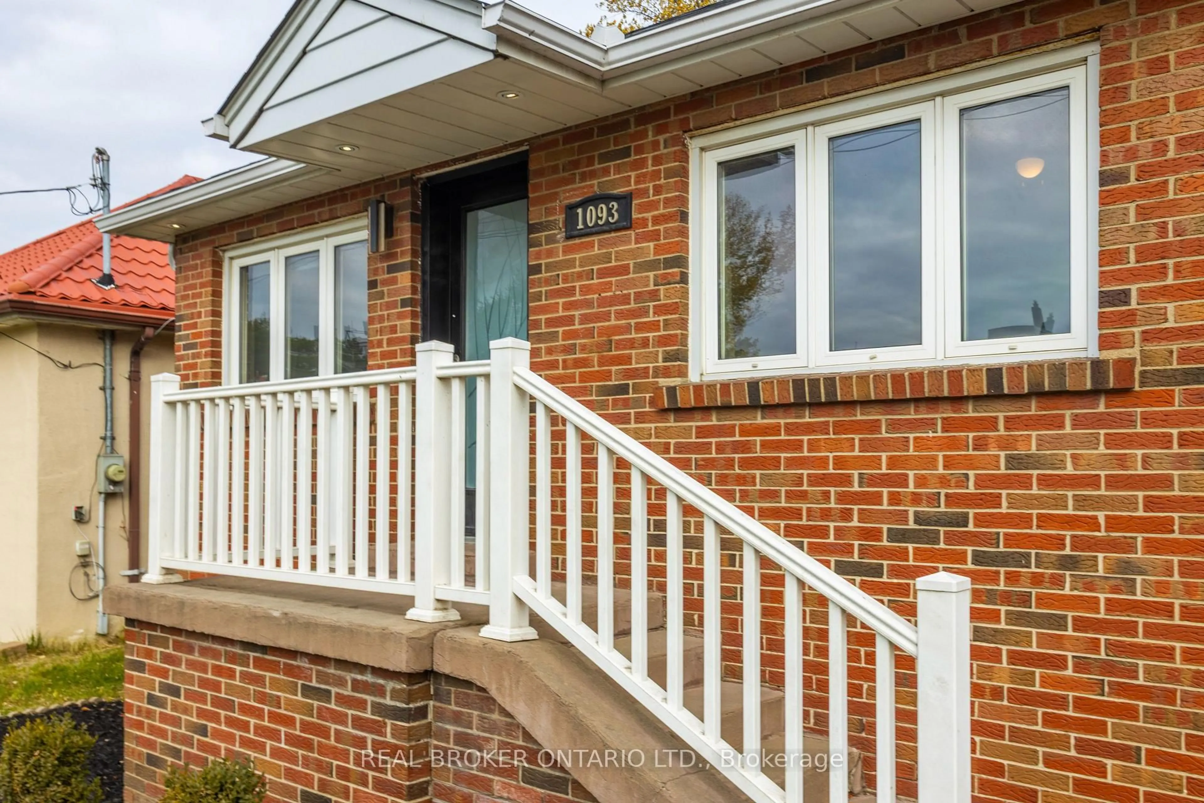 Home with brick exterior material, street for 1093 Ogden Ave, Mississauga Ontario L5E 2G7