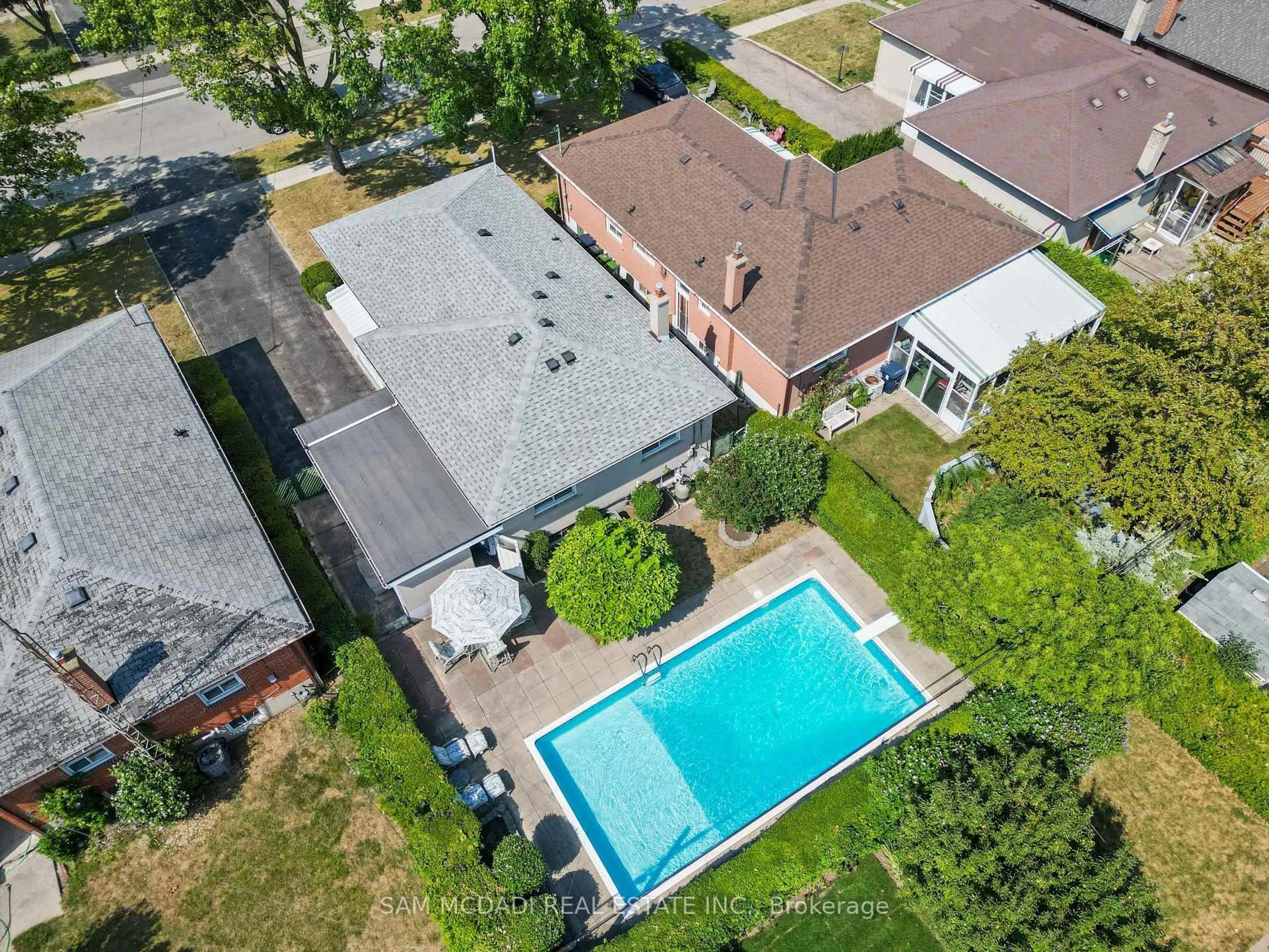 A pic from outside/outdoor area/front of a property/back of a property/a pic from drone, street for 70 Frost St, Toronto Ontario M9W 1Y8