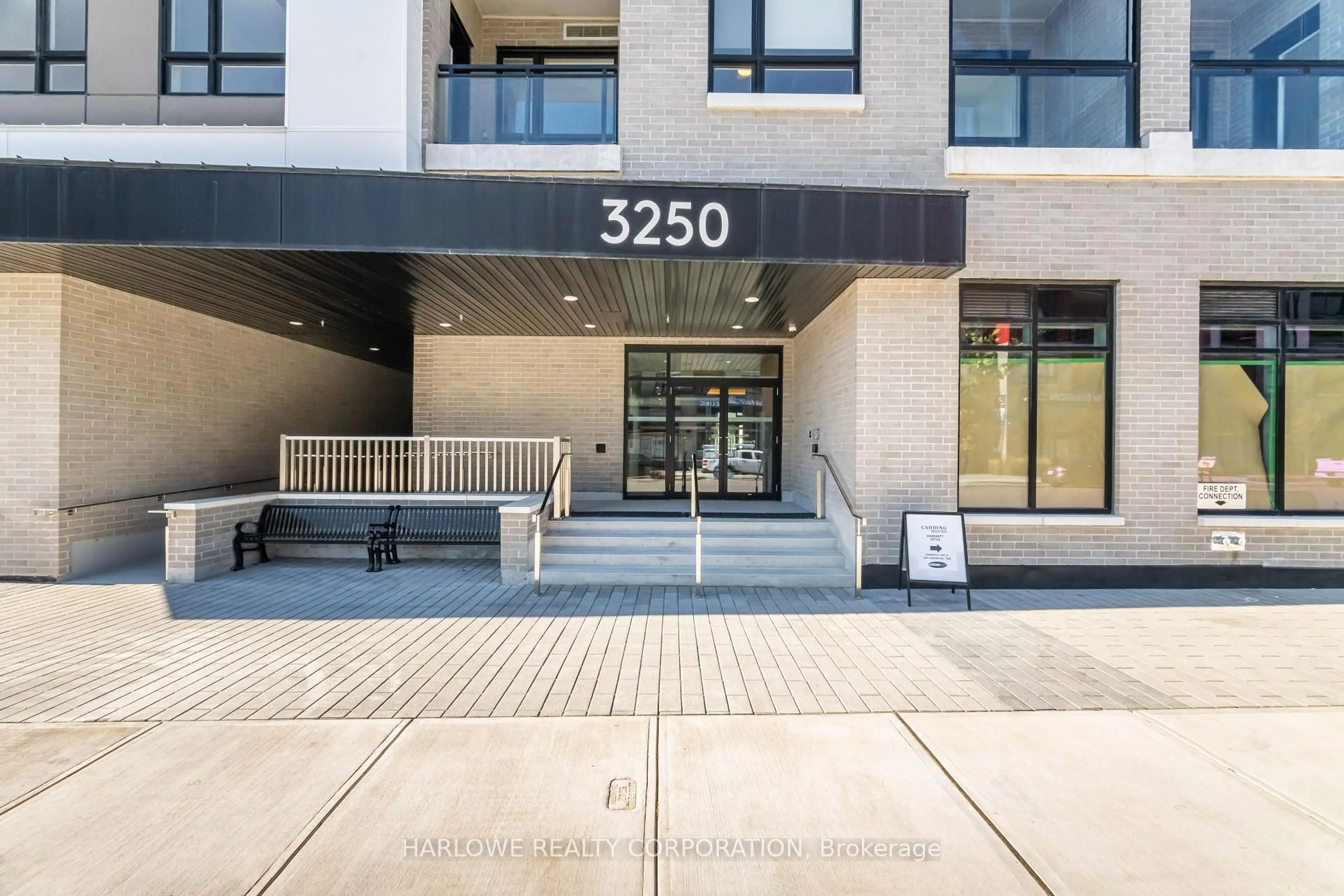 Indoor foyer for 3250 Carding Mill Tr #310, Oakville Ontario L6M 1L3