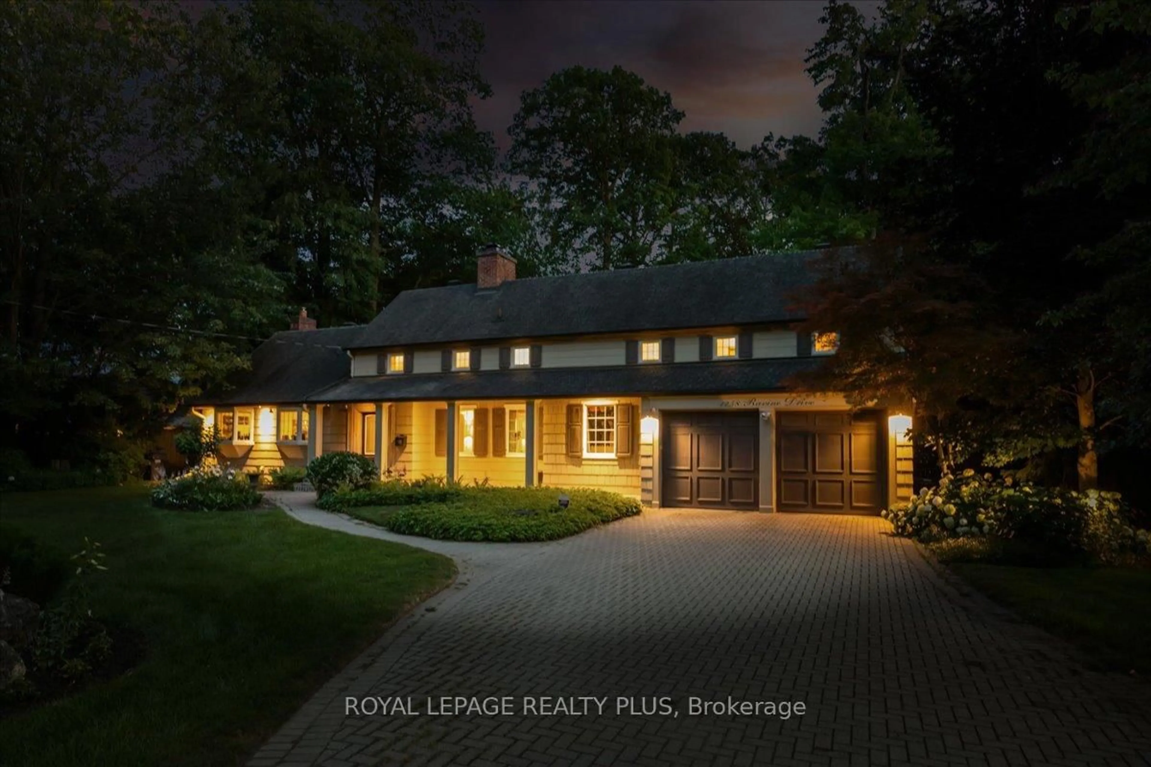 A pic from outside/outdoor area/front of a property/back of a property/a pic from drone, street for 1258 Ravine Dr, Mississauga Ontario L5J 3E4