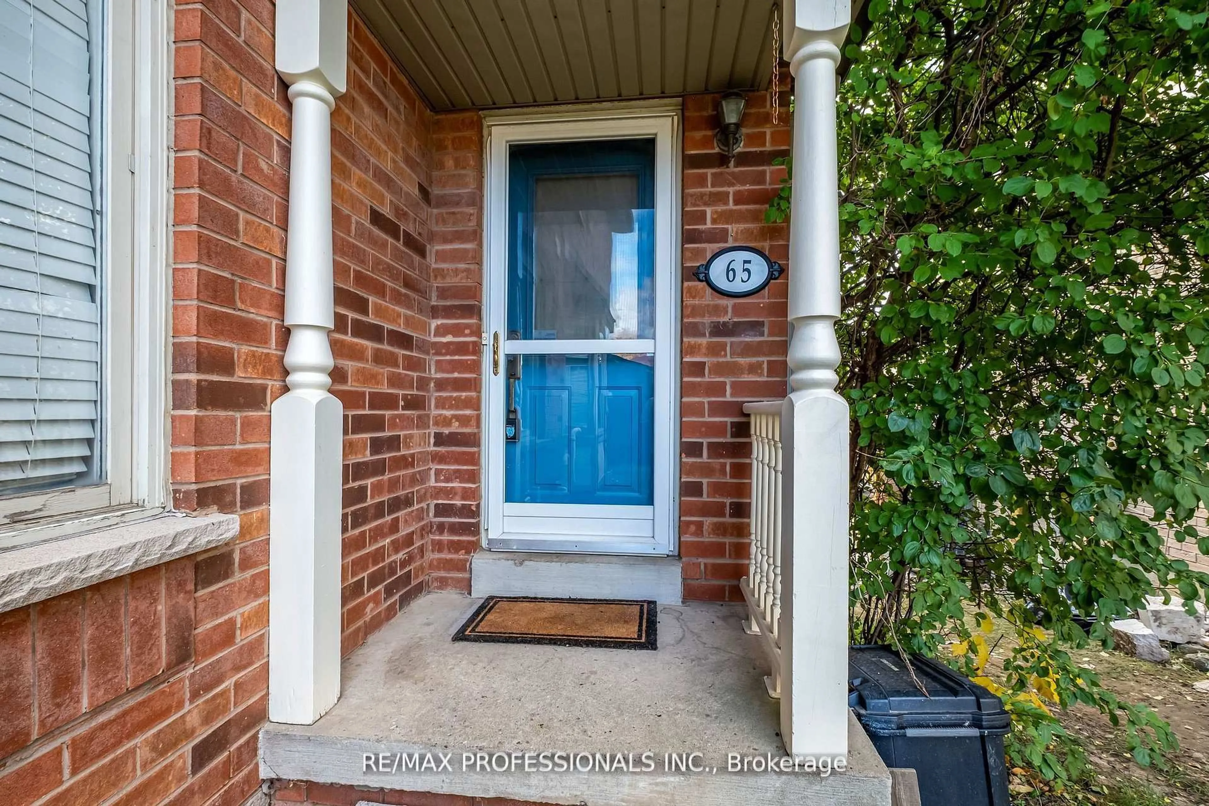 Indoor entryway for 65 Hickorybush Ave, Brampton Ontario L6R 1C8