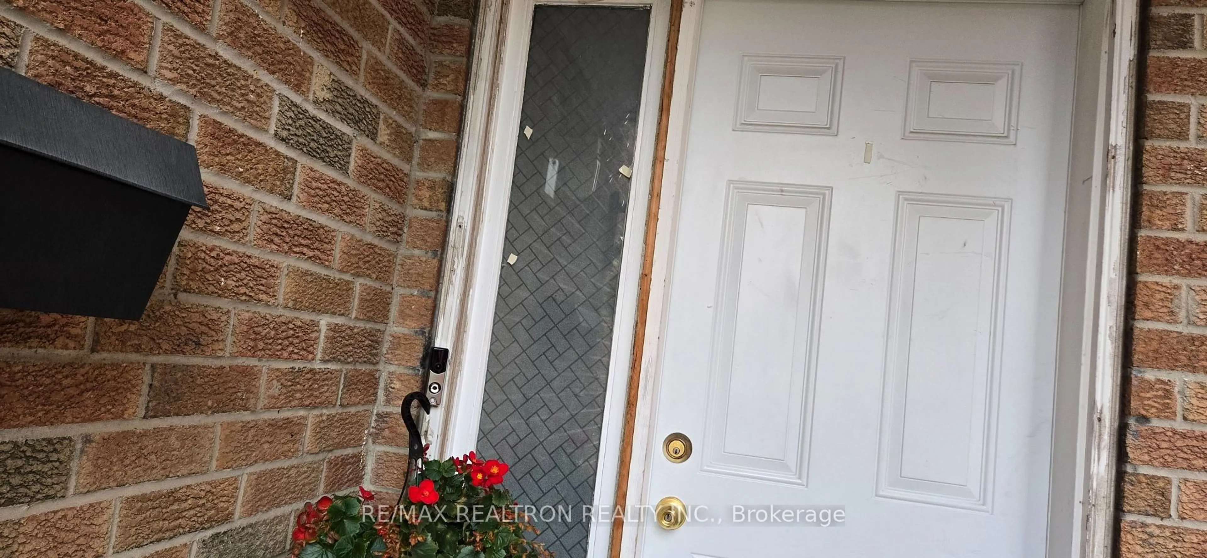 Indoor entryway for 6 Albemarle Crt, Brampton Ontario L6Z 1R4
