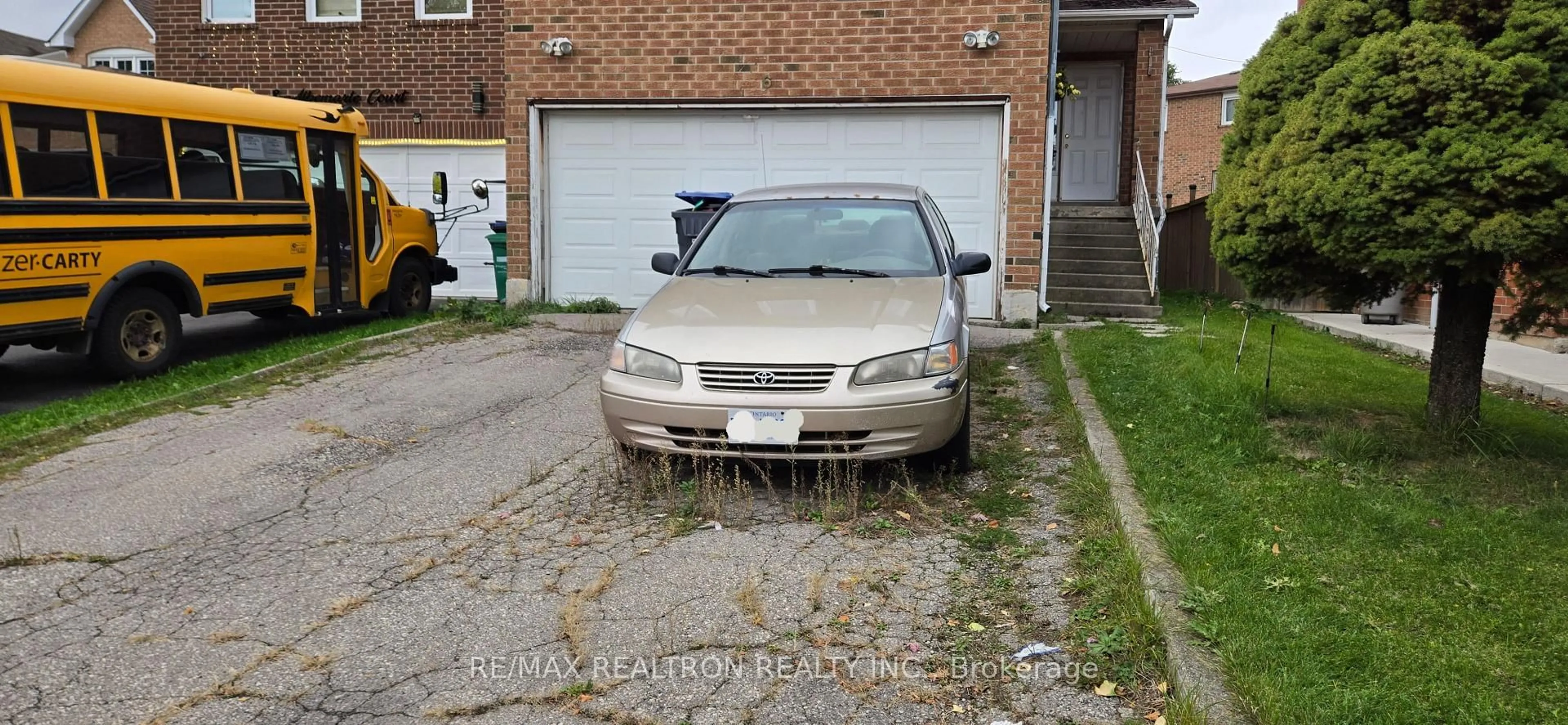 Parking for 6 Albemarle Crt, Brampton Ontario L6Z 1R4