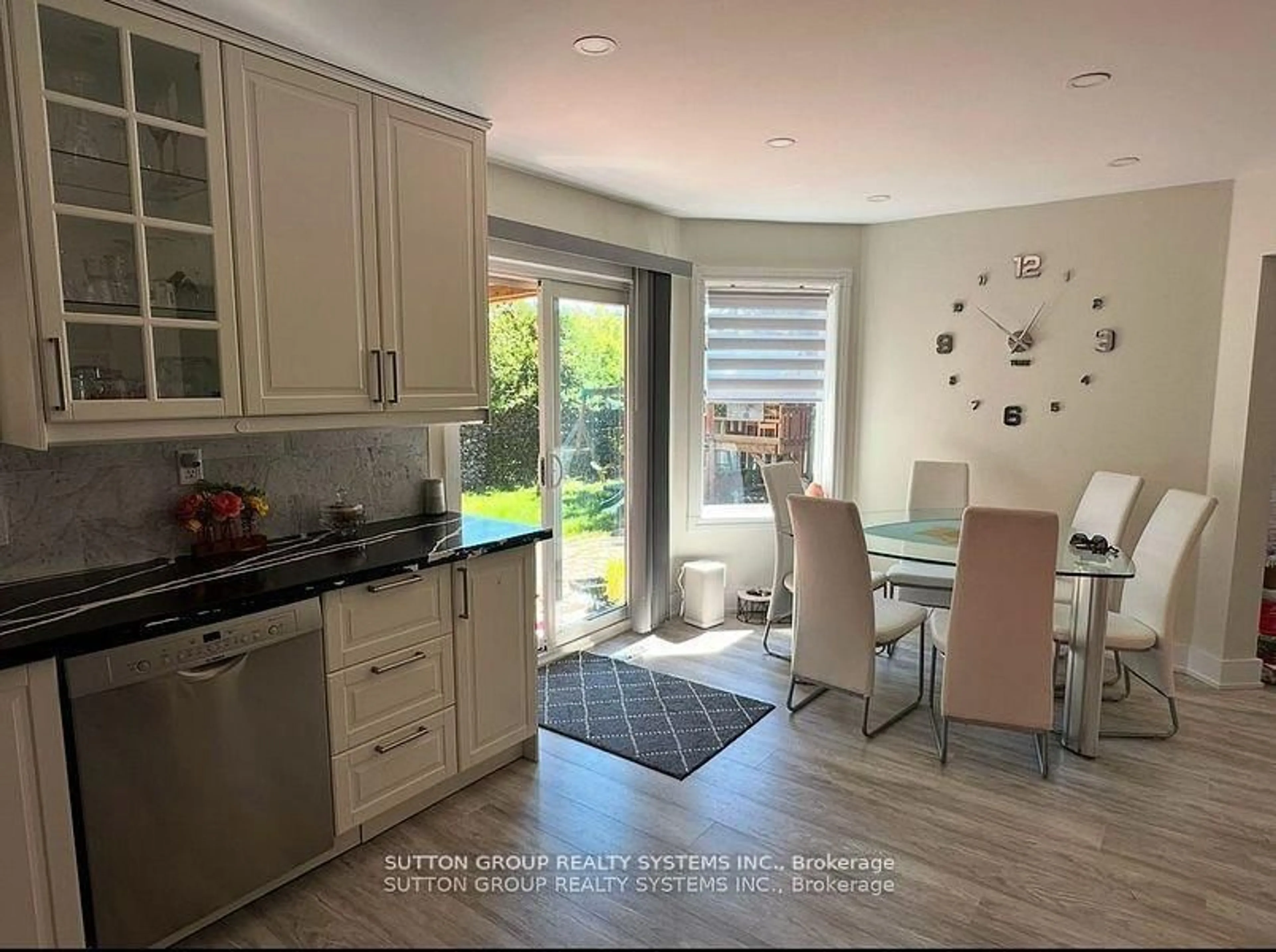 Open concept kitchen, ceramic/tile floor for 6807 Gracefield Dr, Mississauga Ontario L5N 6T6